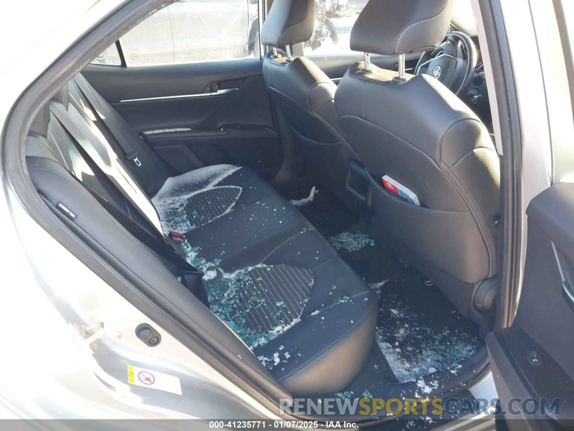 8 Photograph of a damaged car 4T1B11HK4KU744175 TOYOTA CAMRY 2019