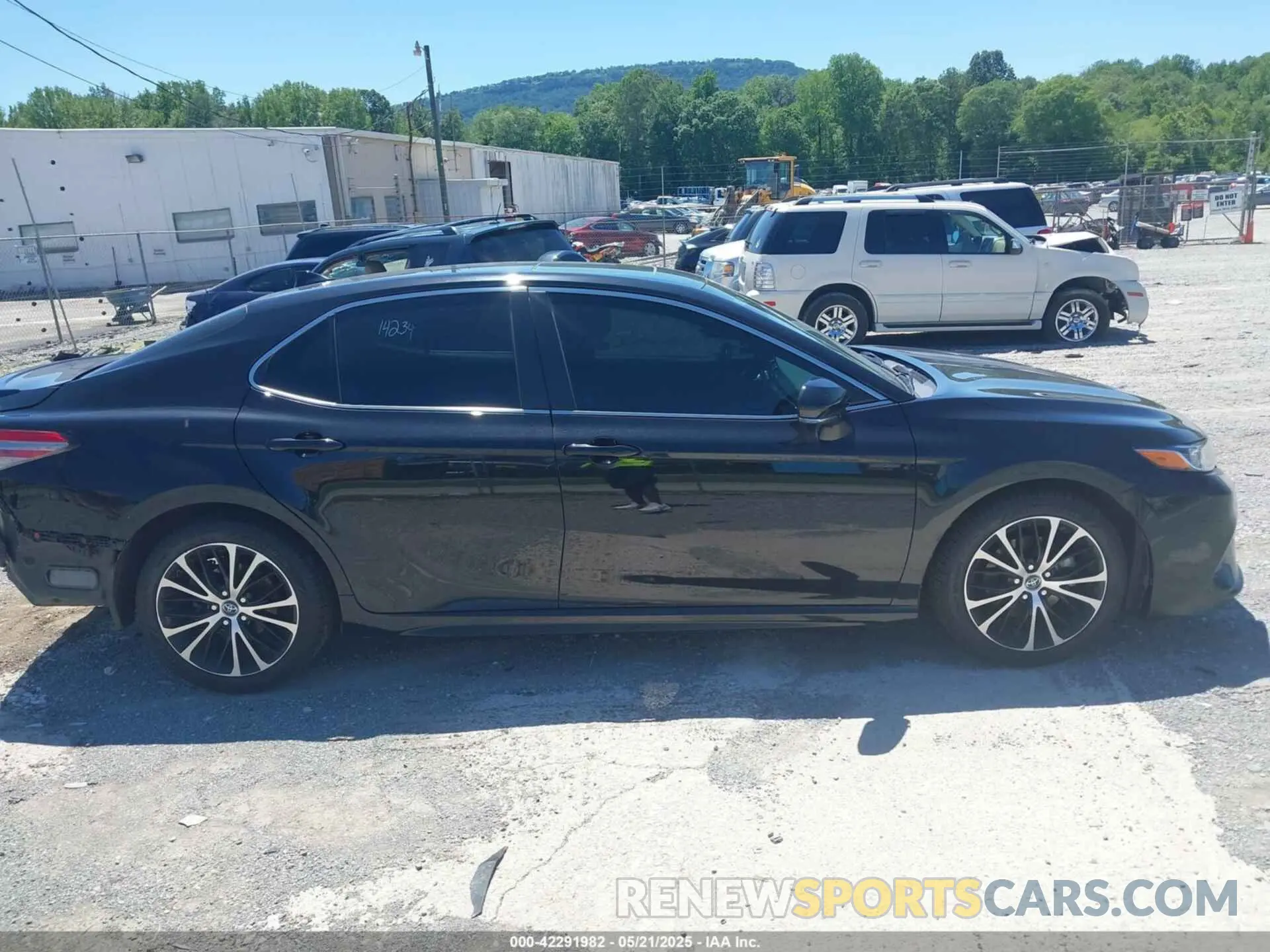 13 Photograph of a damaged car 4T1B11HK5KU180665 TOYOTA CAMRY 2019