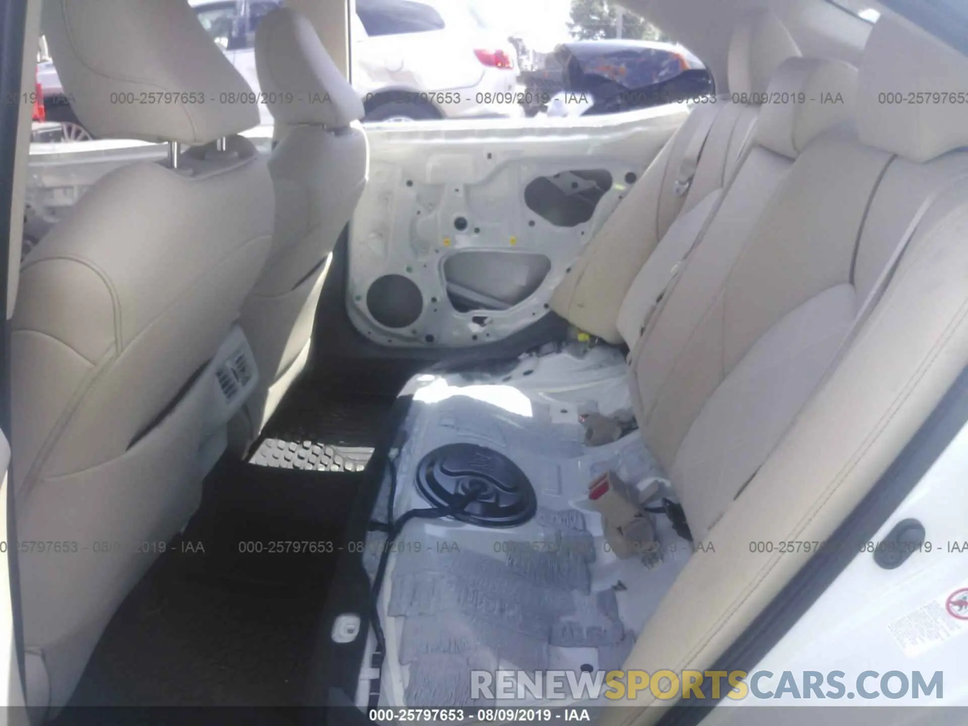 8 Photograph of a damaged car 4T1B11HK5KU752737 TOYOTA CAMRY 2019