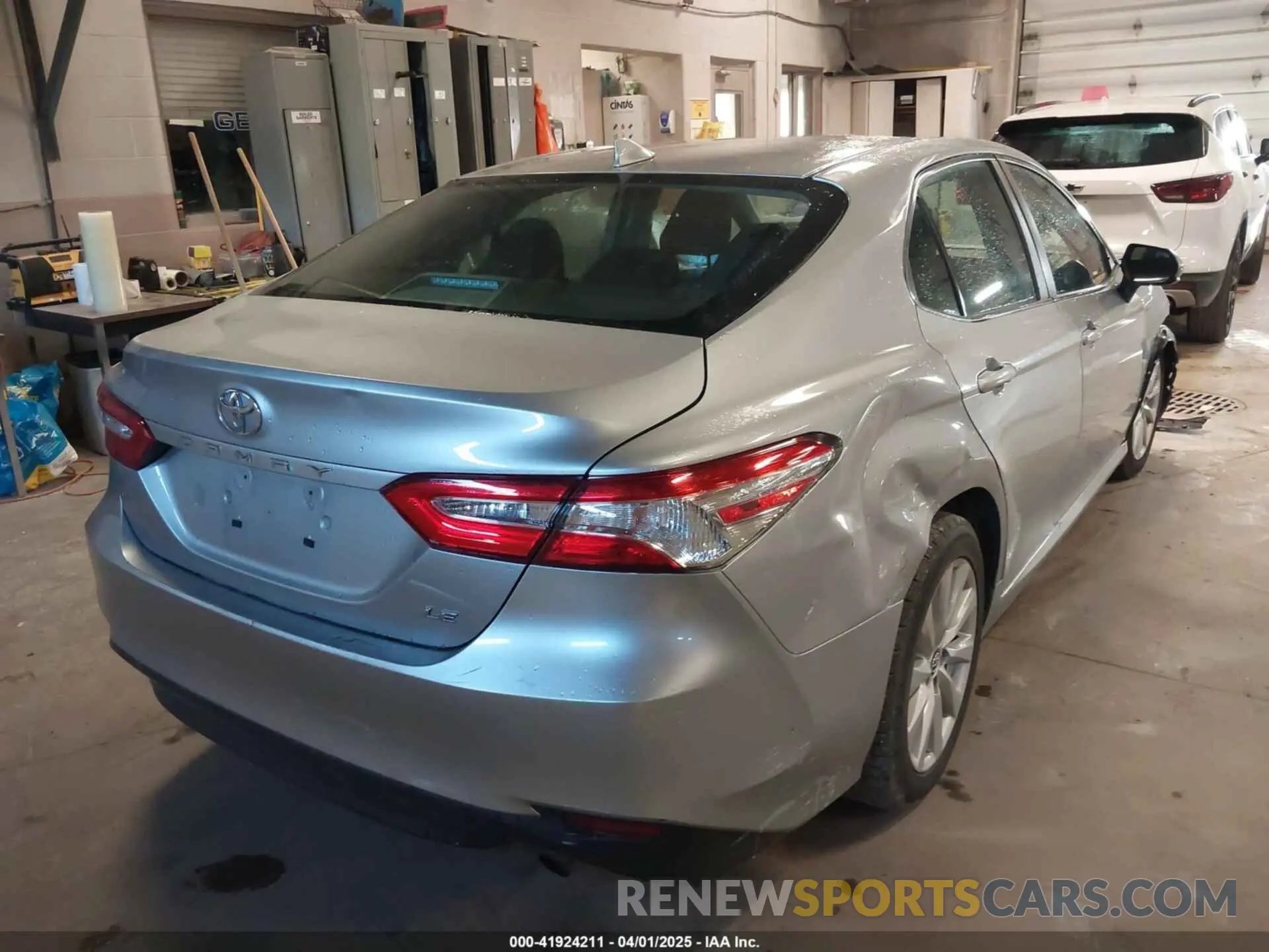4 Фотография поврежденного автомобиля 4T1B11HK6KU210613 TOYOTA CAMRY 2019