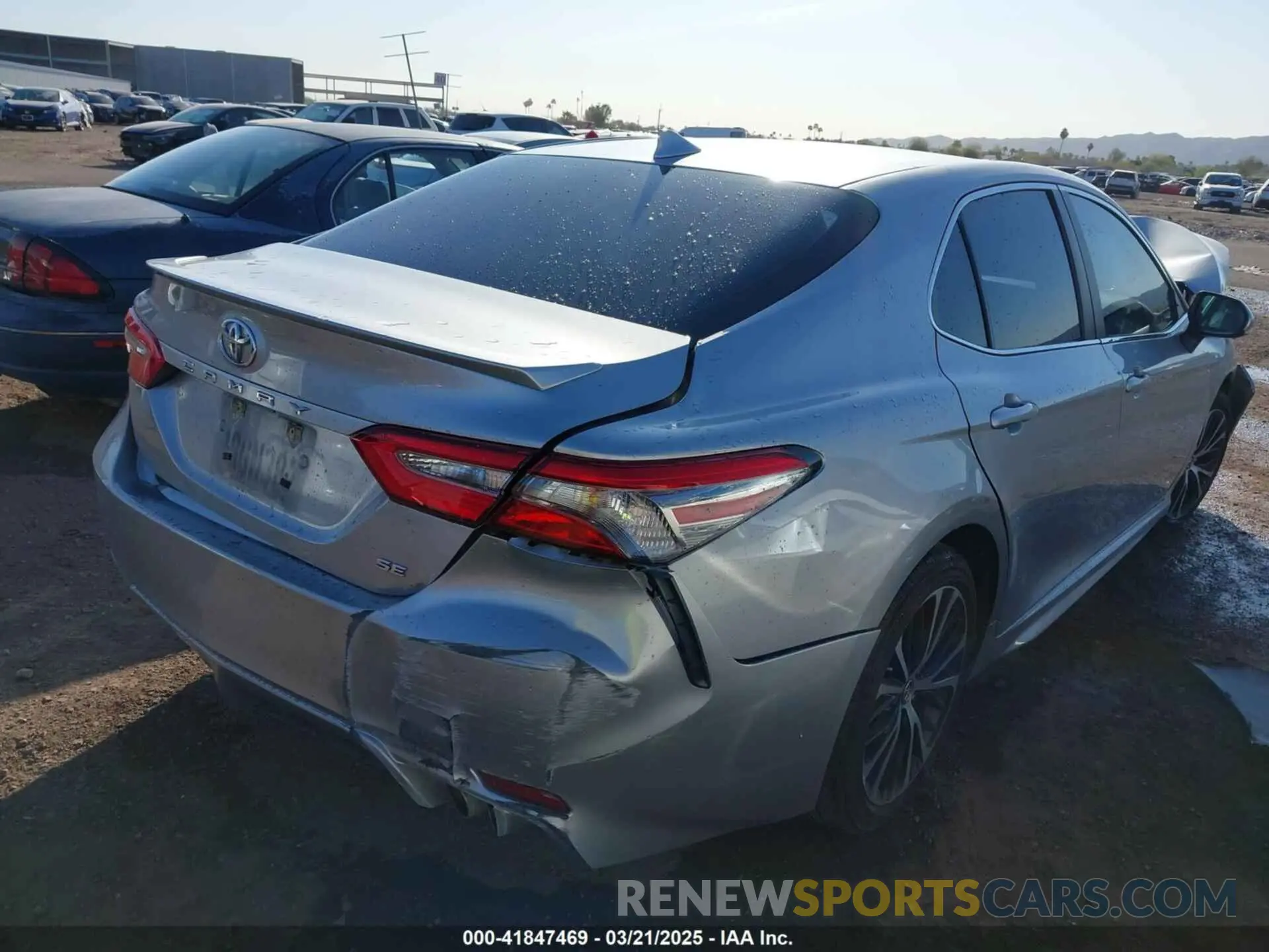 4 Photograph of a damaged car 4T1B11HK6KU692080 TOYOTA CAMRY 2019