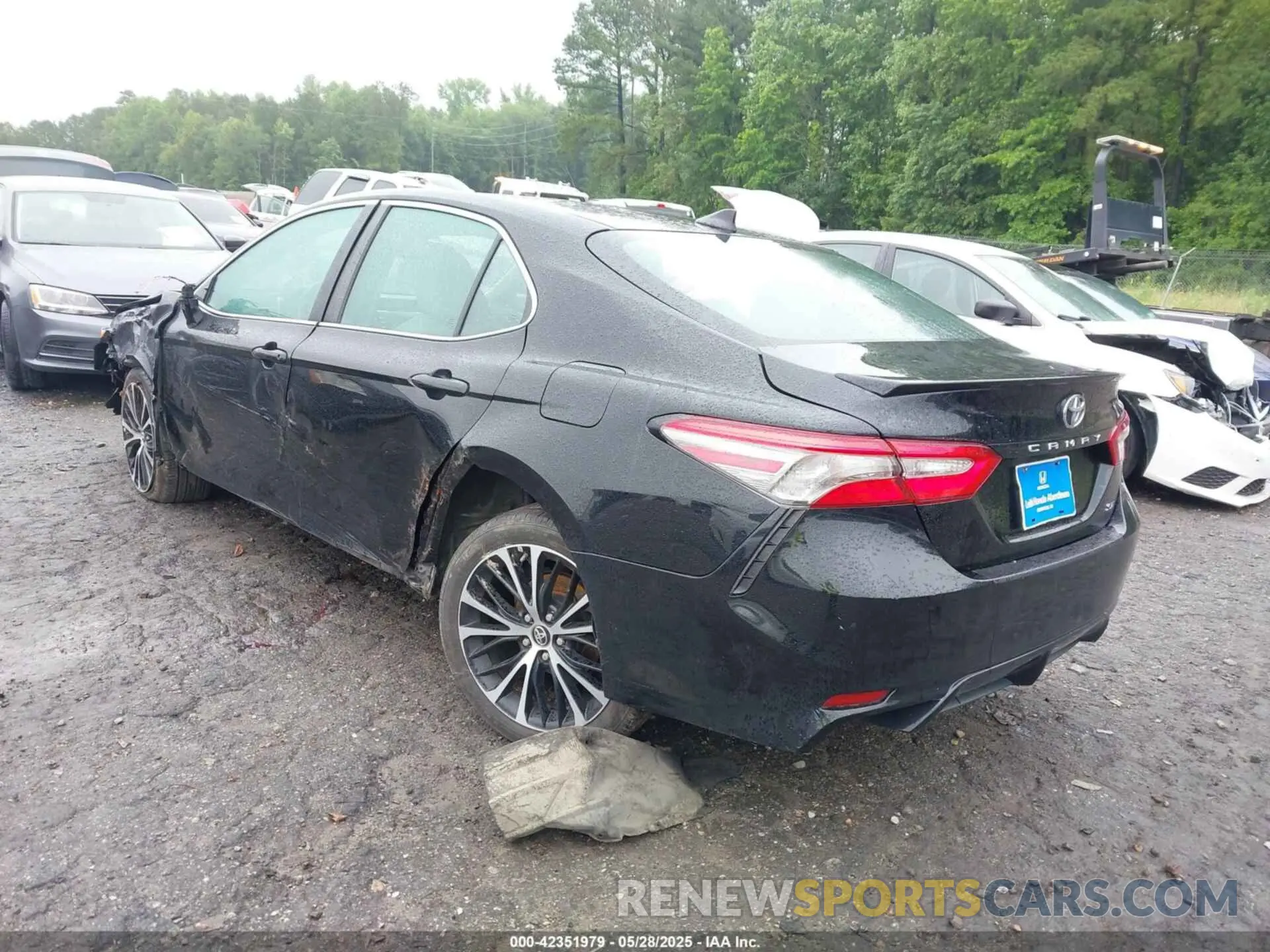 3 Фотография поврежденного автомобиля 4T1B11HK7KU681167 TOYOTA CAMRY 2019