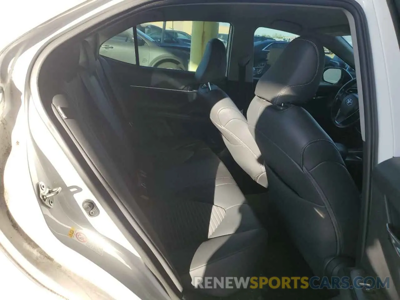 10 Photograph of a damaged car 4T1B11HK8KU184452 TOYOTA CAMRY 2019