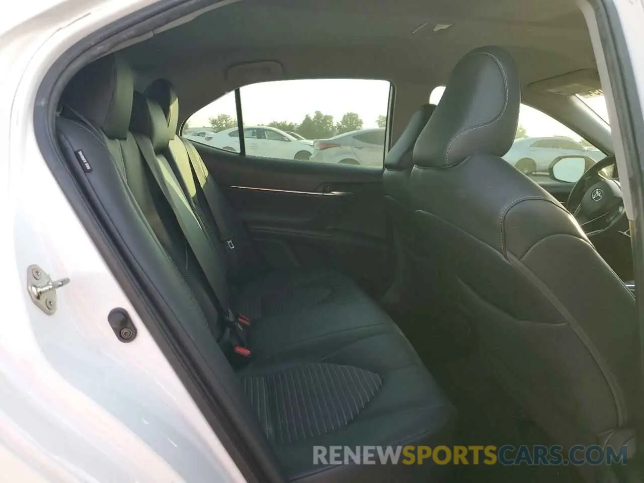 10 Photograph of a damaged car 4T1B11HK8KU279268 TOYOTA CAMRY 2019