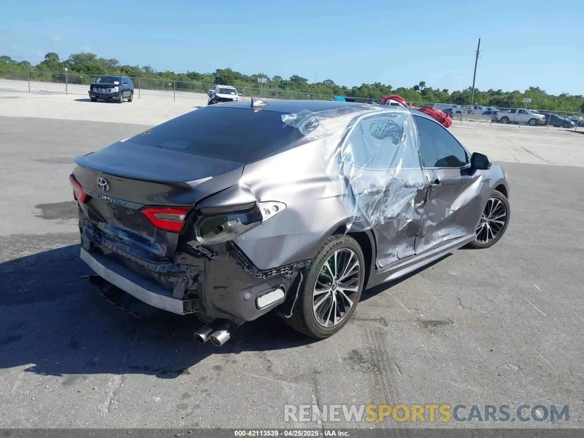 4 Photograph of a damaged car 4T1B11HK8KU695076 TOYOTA CAMRY 2019