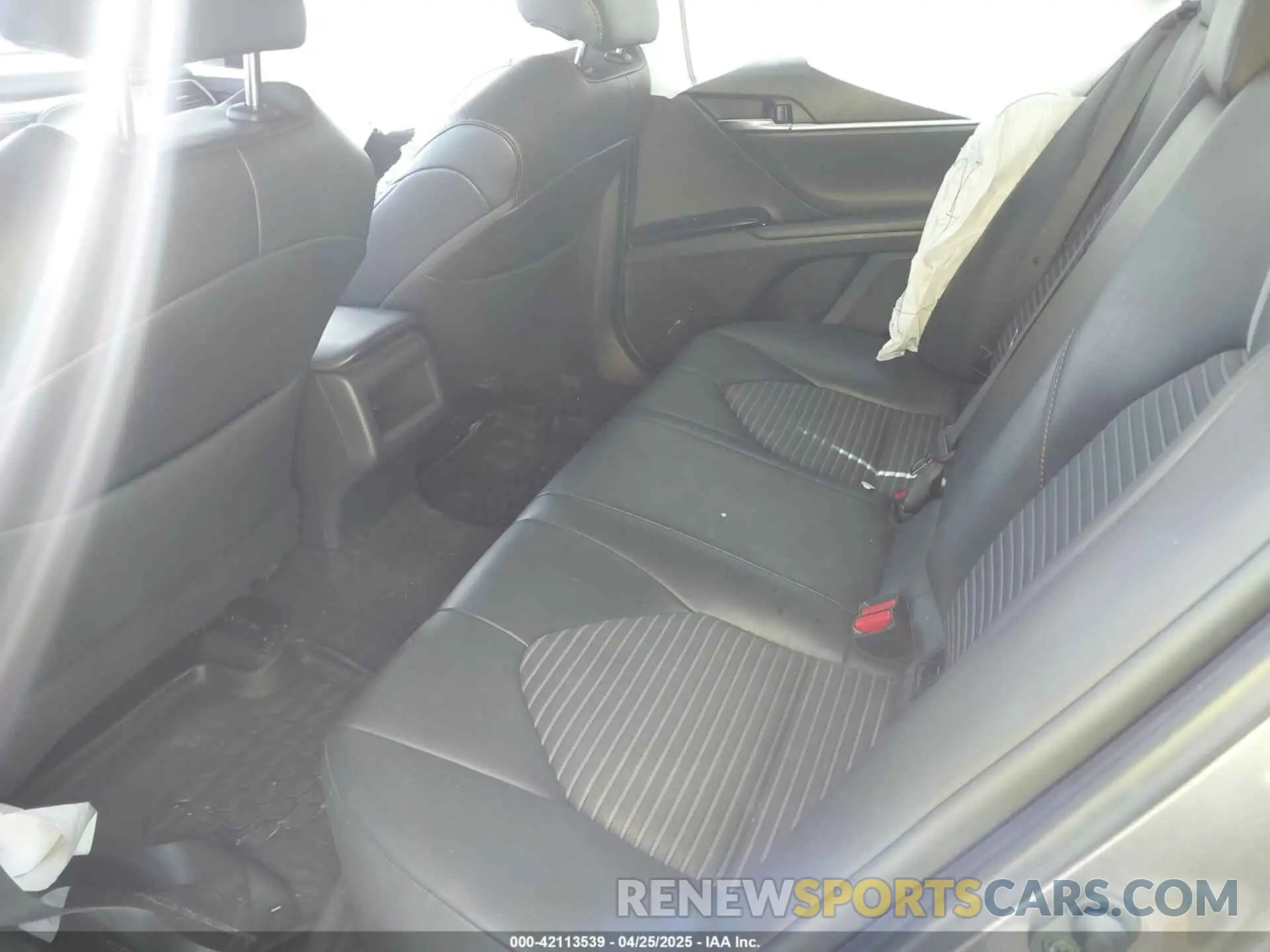 8 Photograph of a damaged car 4T1B11HK8KU695076 TOYOTA CAMRY 2019