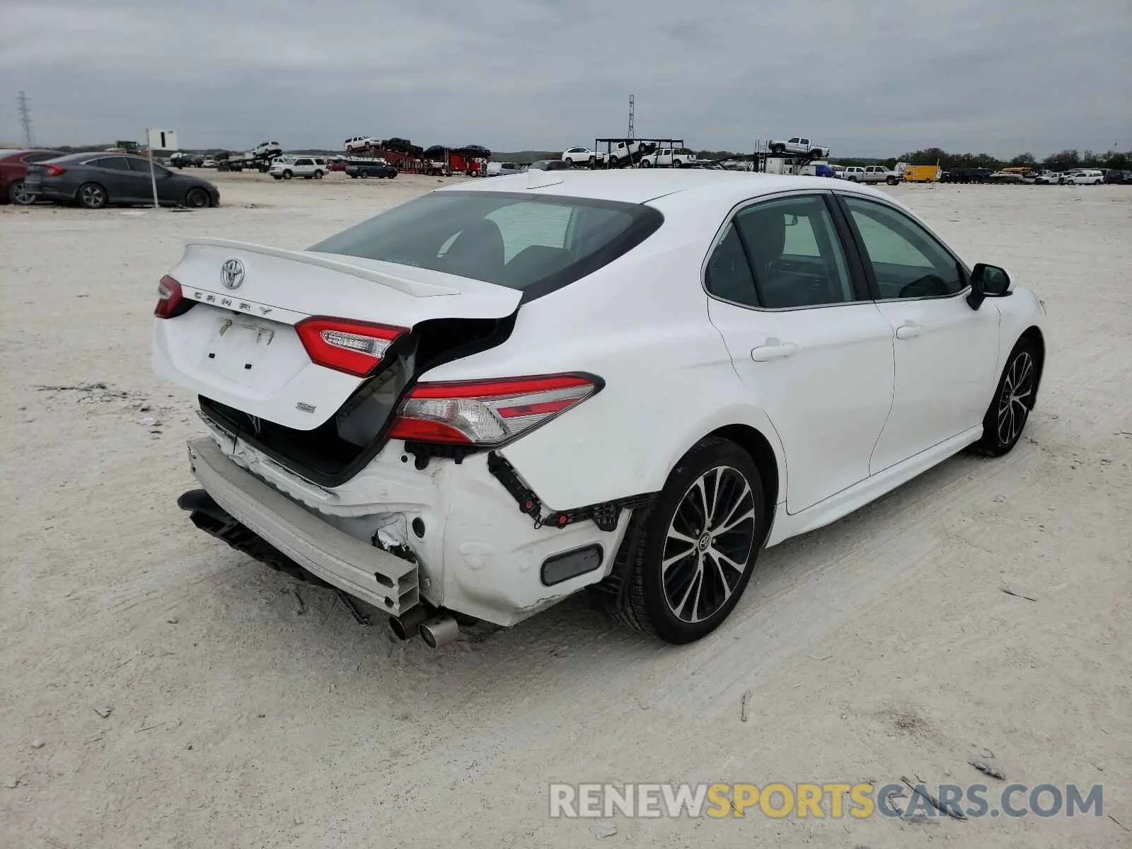 4 Photograph of a damaged car 4T1B11HK8KU762744 TOYOTA CAMRY 2019