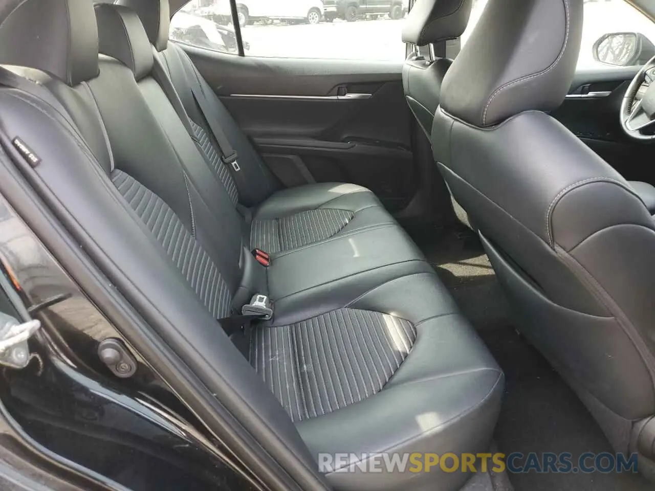10 Photograph of a damaged car 4T1B11HK8KU779964 TOYOTA CAMRY 2019
