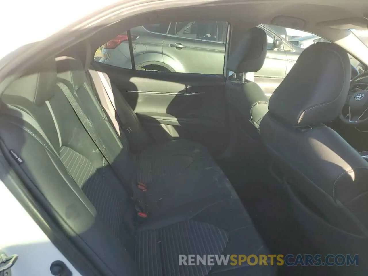 10 Photograph of a damaged car 4T1B11HK8KU844263 TOYOTA CAMRY 2019