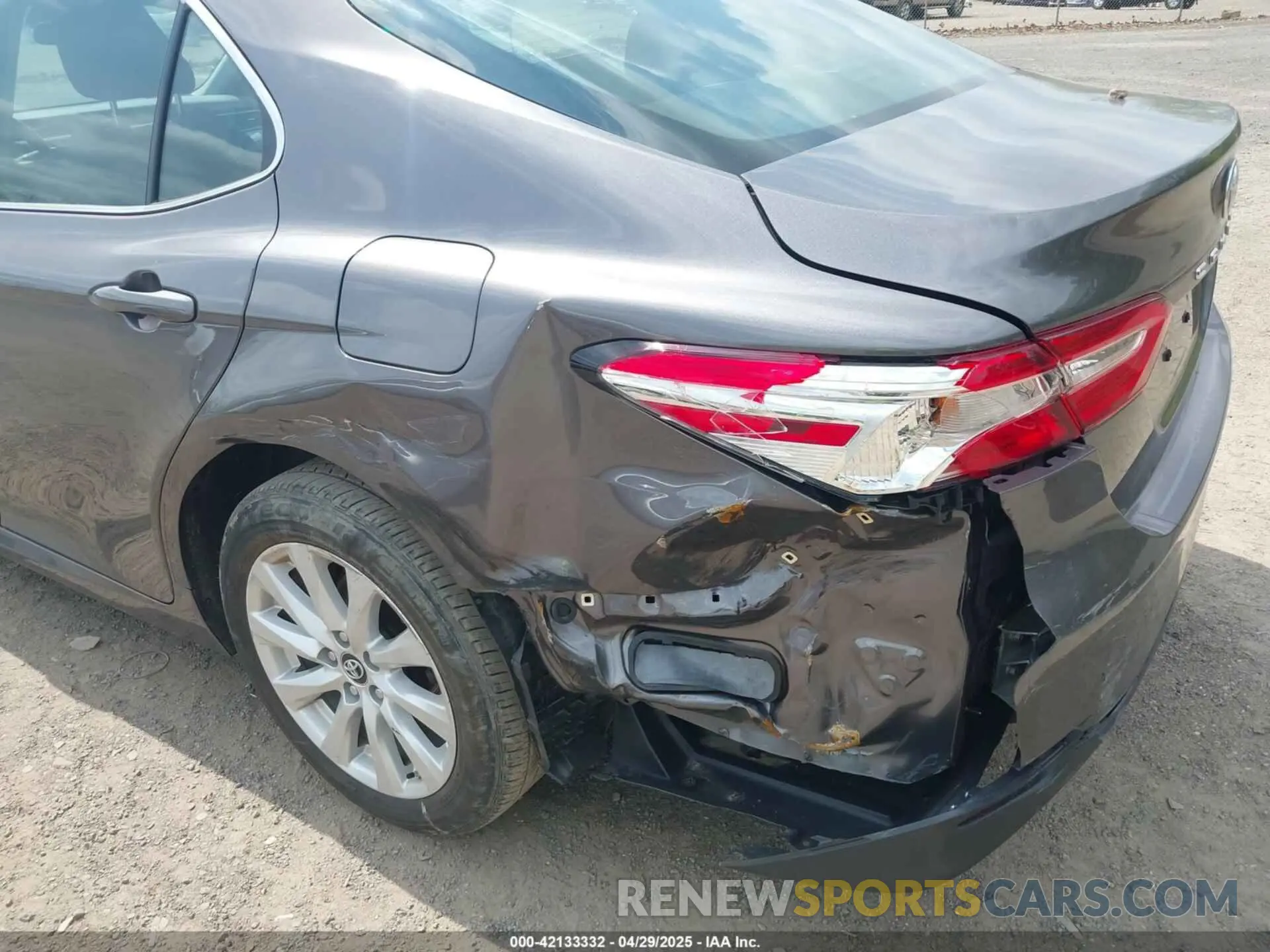 18 Photograph of a damaged car 4T1B11HK9KU229110 TOYOTA CAMRY 2019