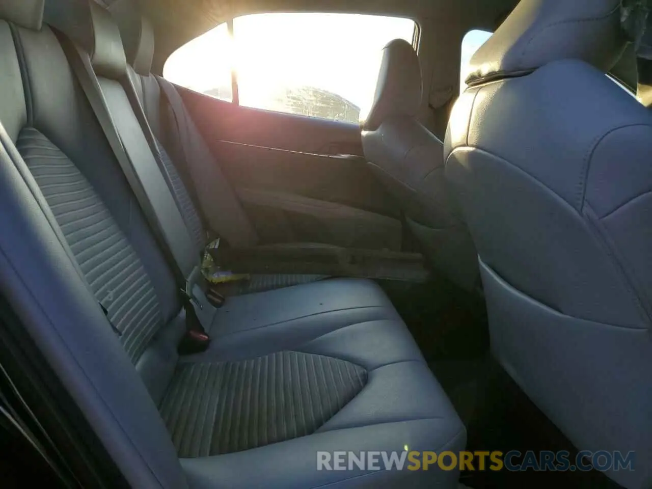 10 Photograph of a damaged car 4T1B11HKXKU198725 TOYOTA CAMRY 2019