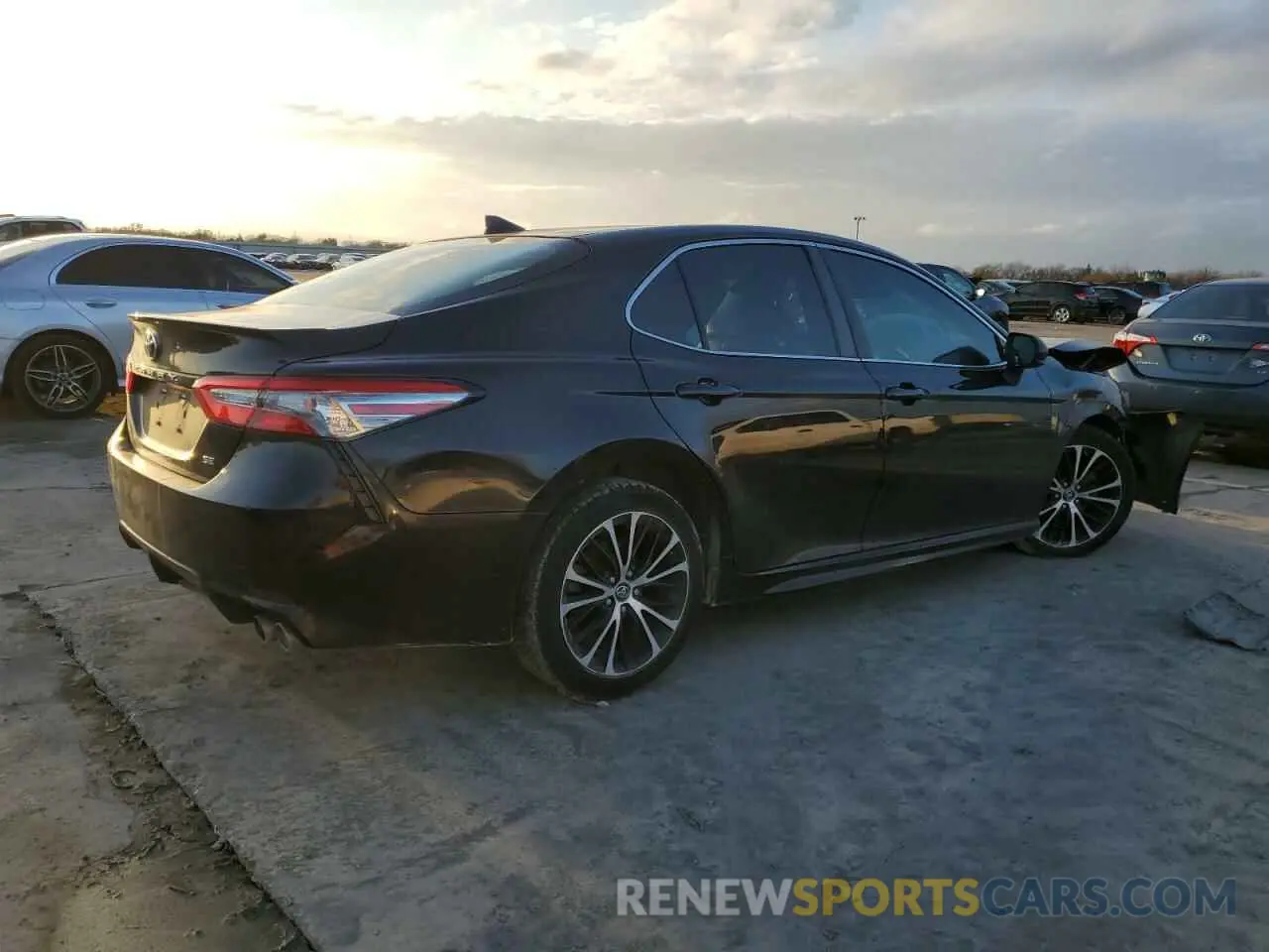 3 Photograph of a damaged car 4T1B11HKXKU198725 TOYOTA CAMRY 2019