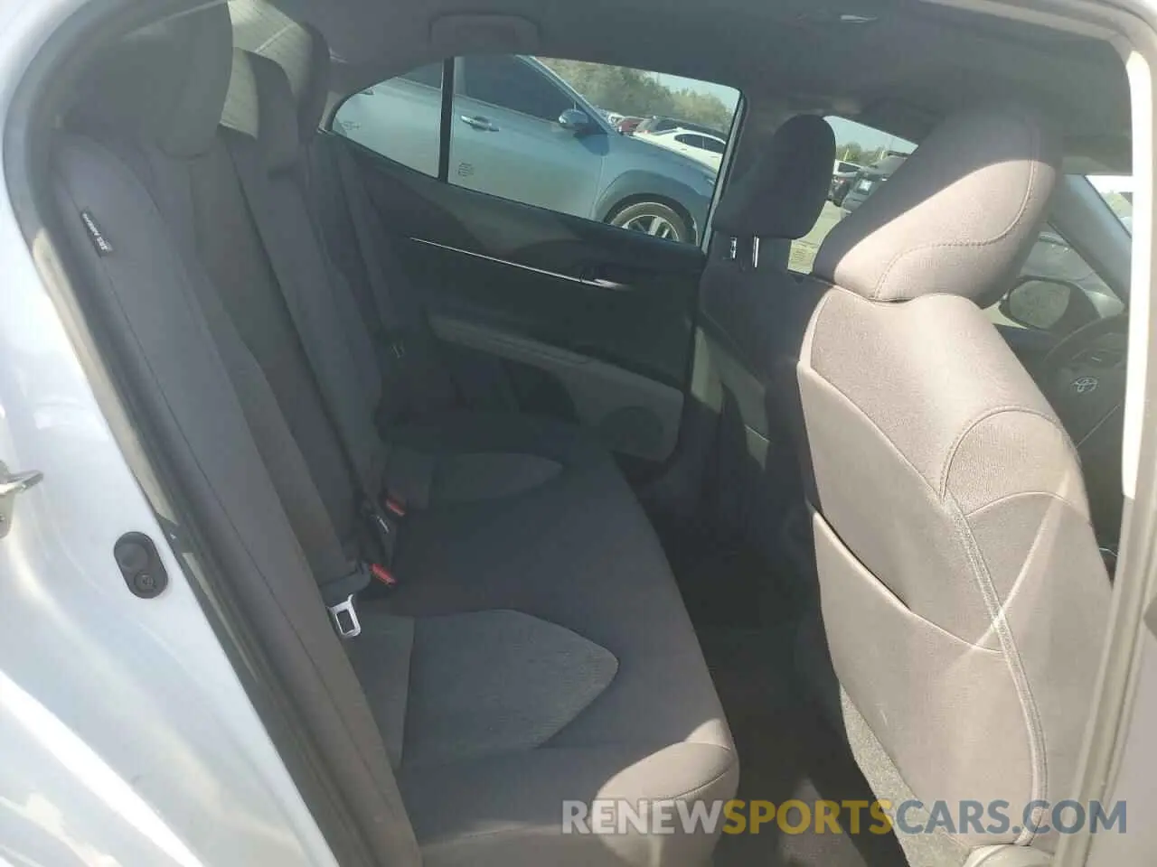 10 Photograph of a damaged car 4T1B11HKXKU261645 TOYOTA CAMRY 2019