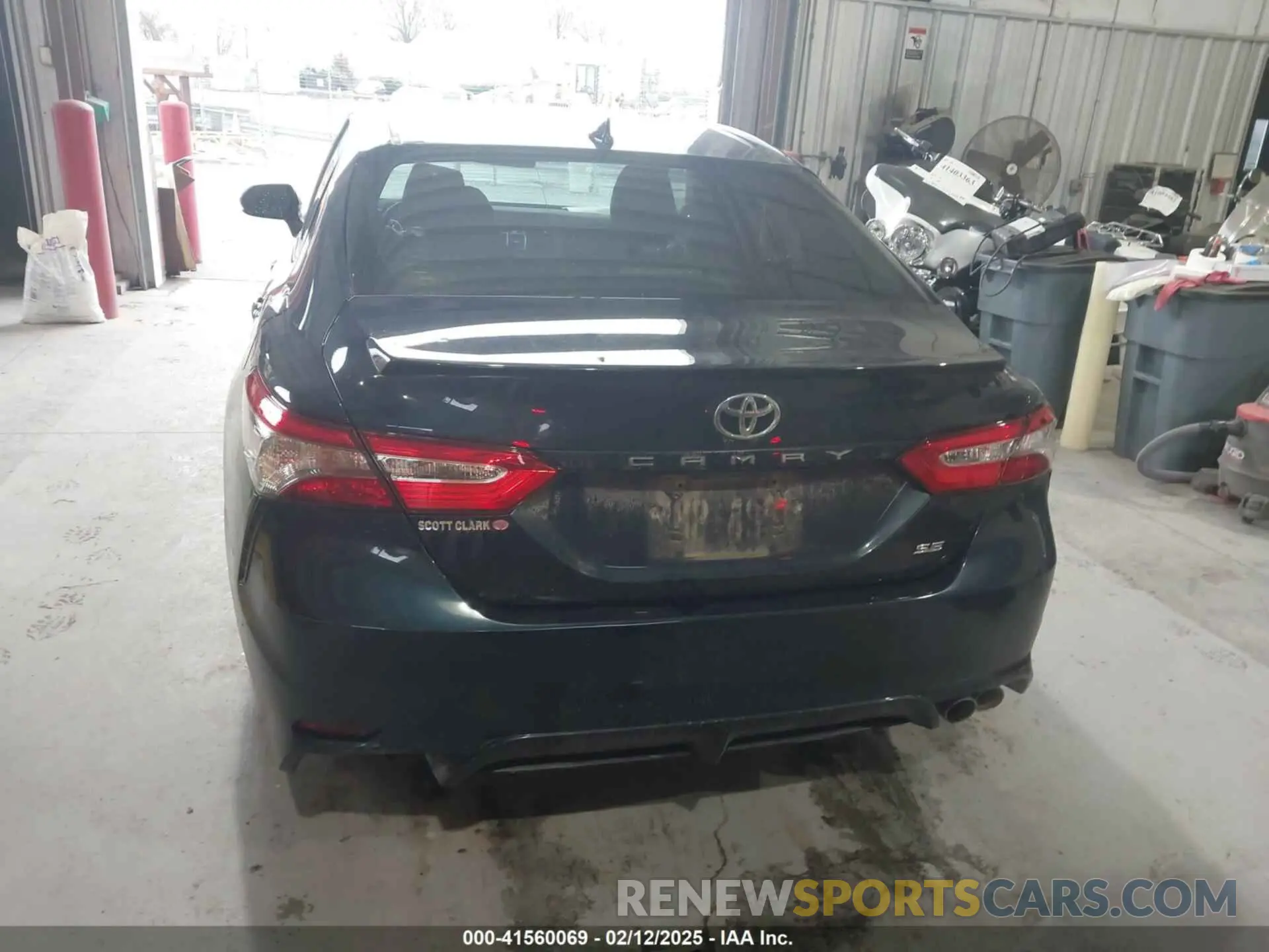 16 Photograph of a damaged car 4T1B11HKXKU264268 TOYOTA CAMRY 2019