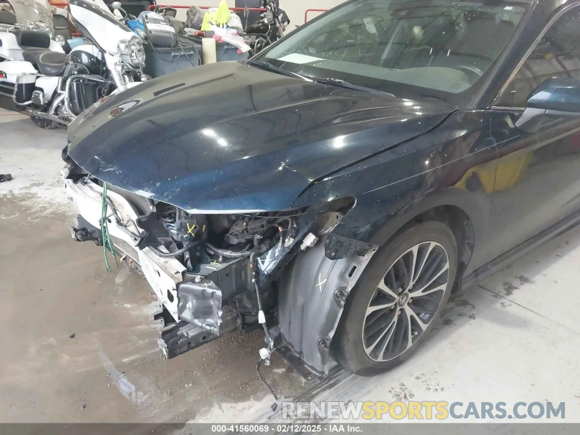 18 Photograph of a damaged car 4T1B11HKXKU264268 TOYOTA CAMRY 2019