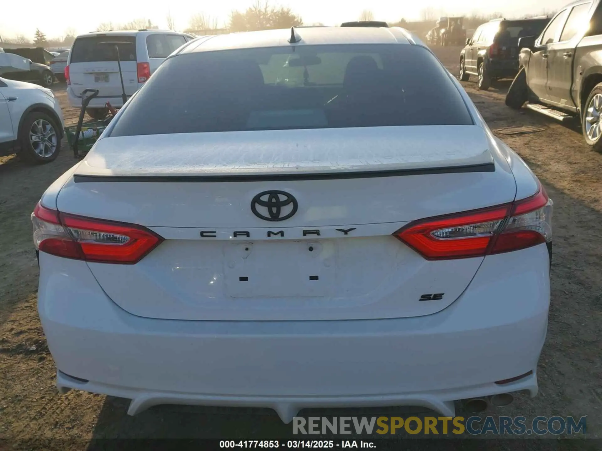 16 Photograph of a damaged car 4T1B11HKXKU286786 TOYOTA CAMRY 2019