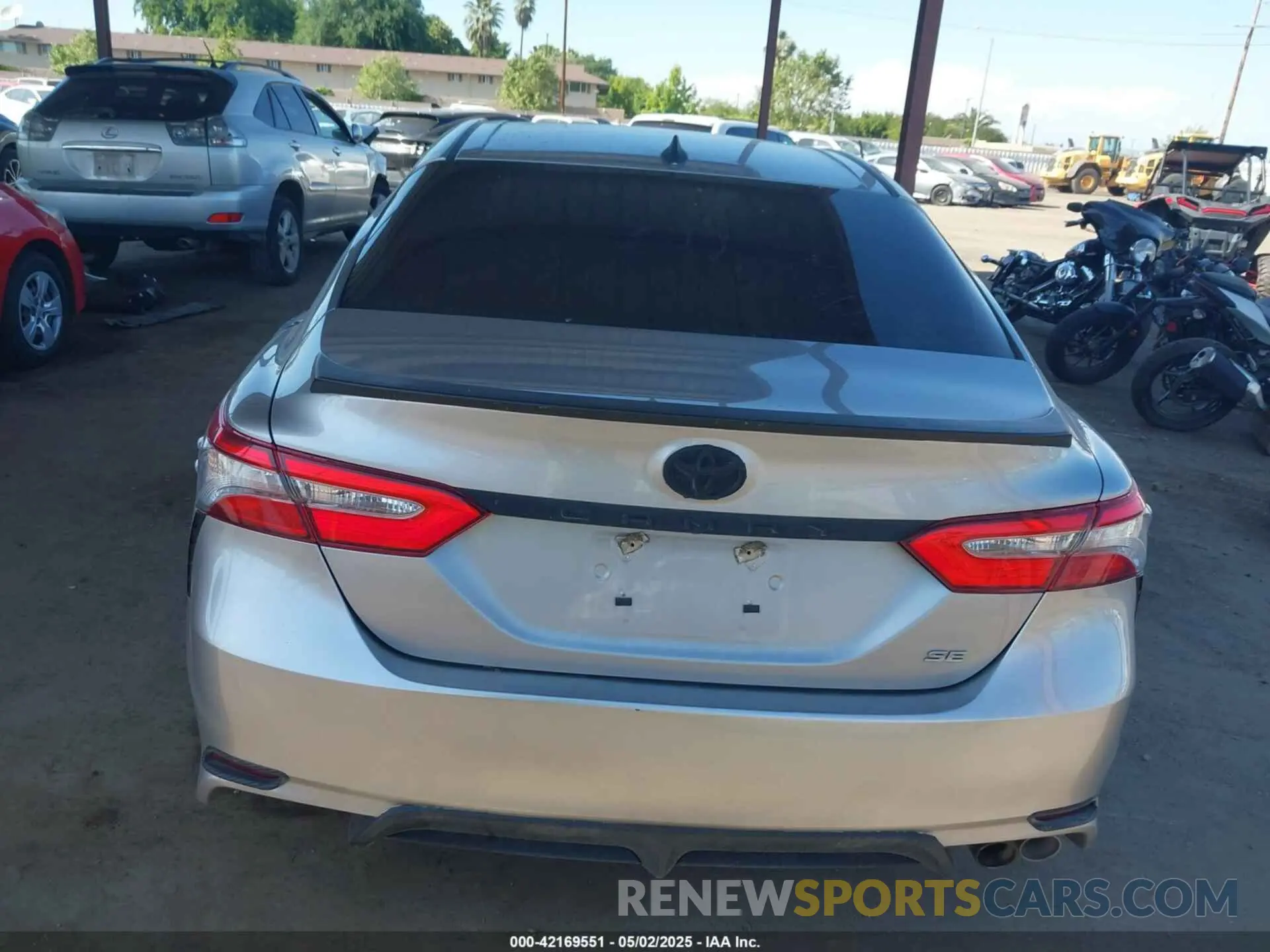 16 Photograph of a damaged car 4T1B11HKXKU727705 TOYOTA CAMRY 2019