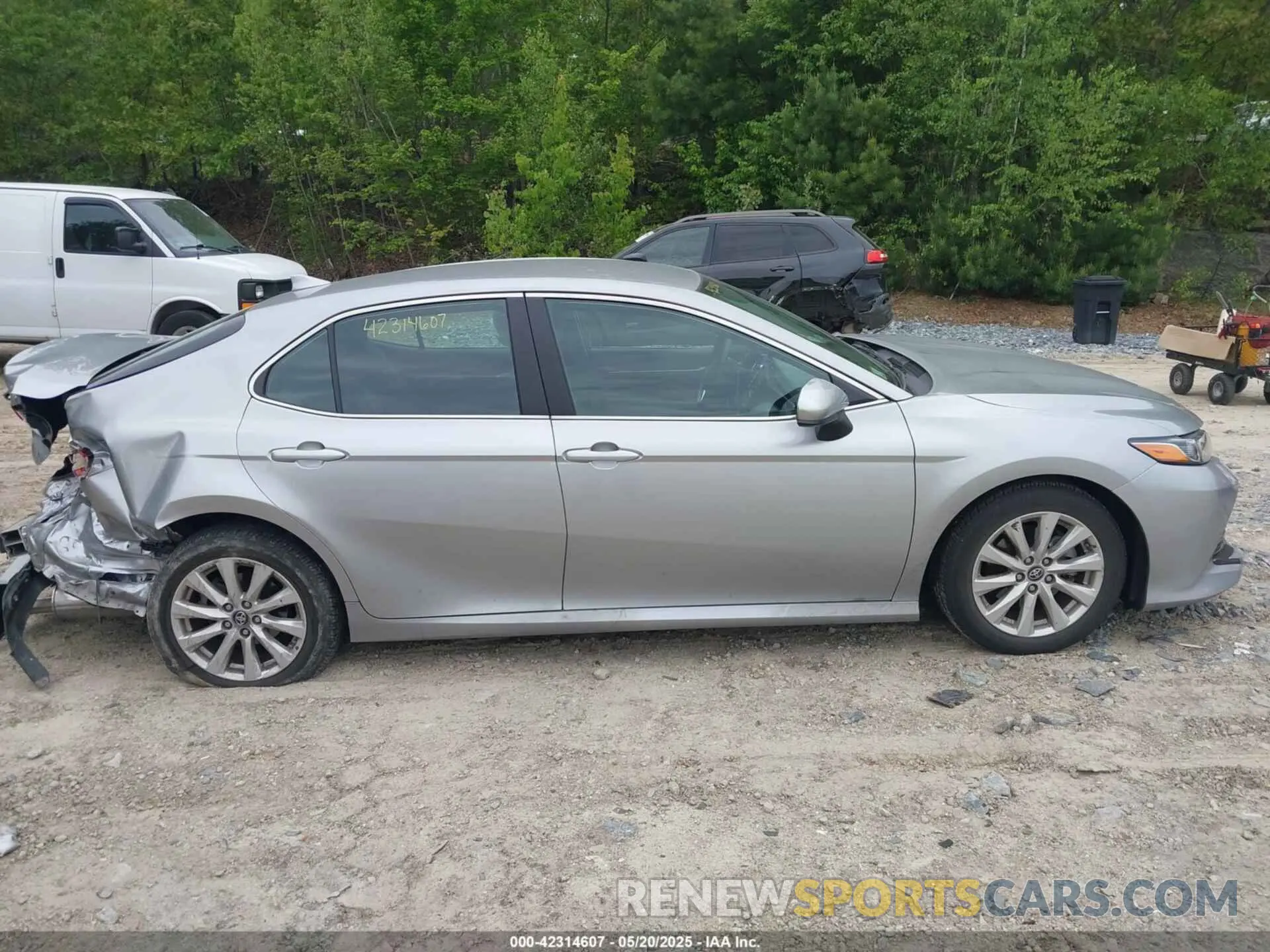 13 Photograph of a damaged car 4T1B11HKXKU746948 TOYOTA CAMRY 2019