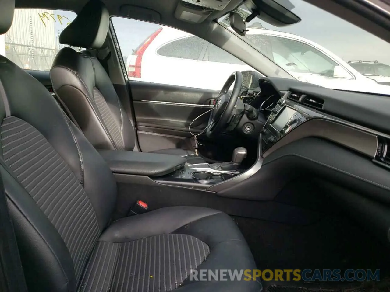 5 Photograph of a damaged car 4T1B11HKXKU752569 TOYOTA CAMRY 2019