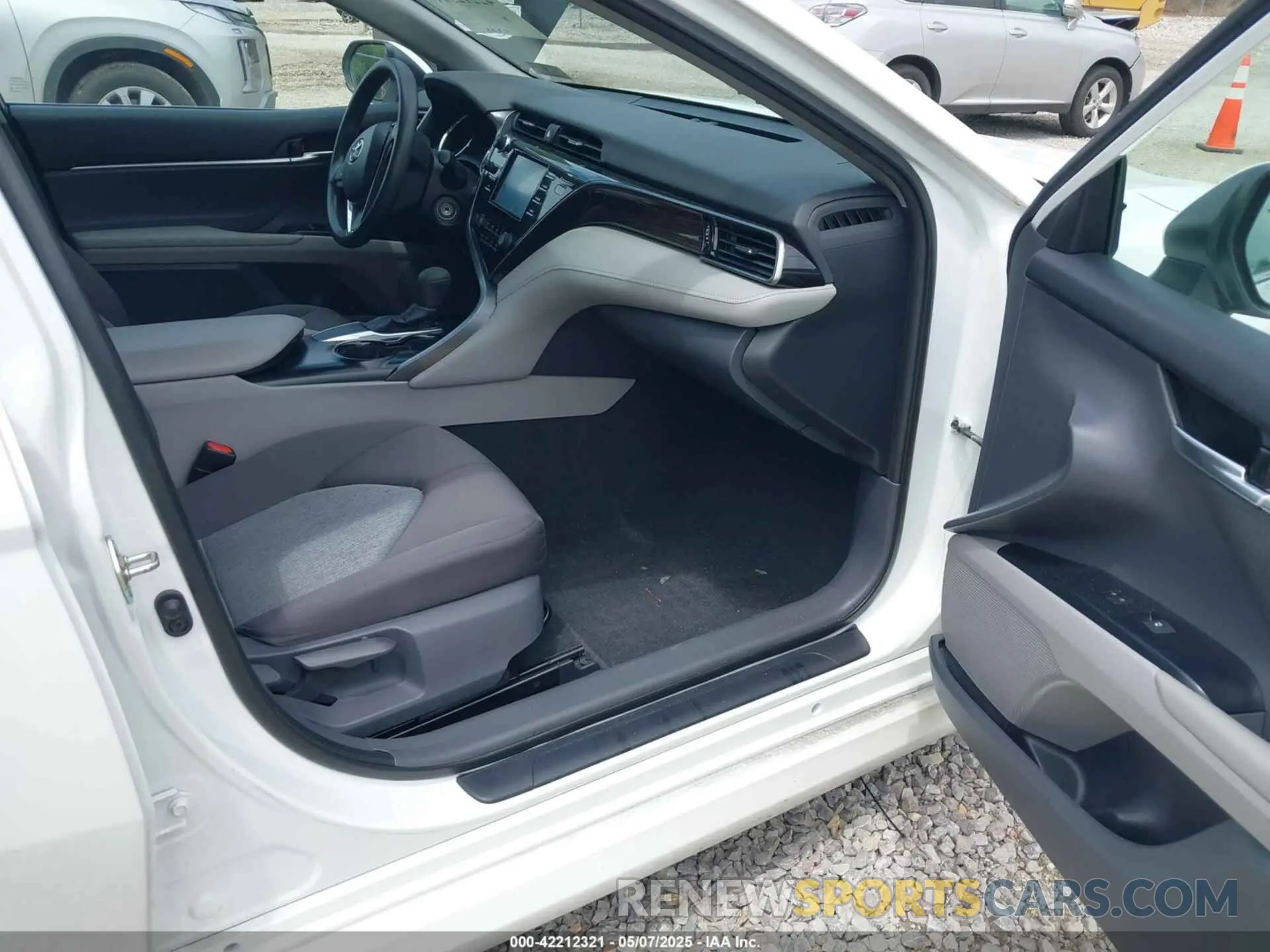 5 Photograph of a damaged car 4T1B11HKXKU786639 TOYOTA CAMRY 2019