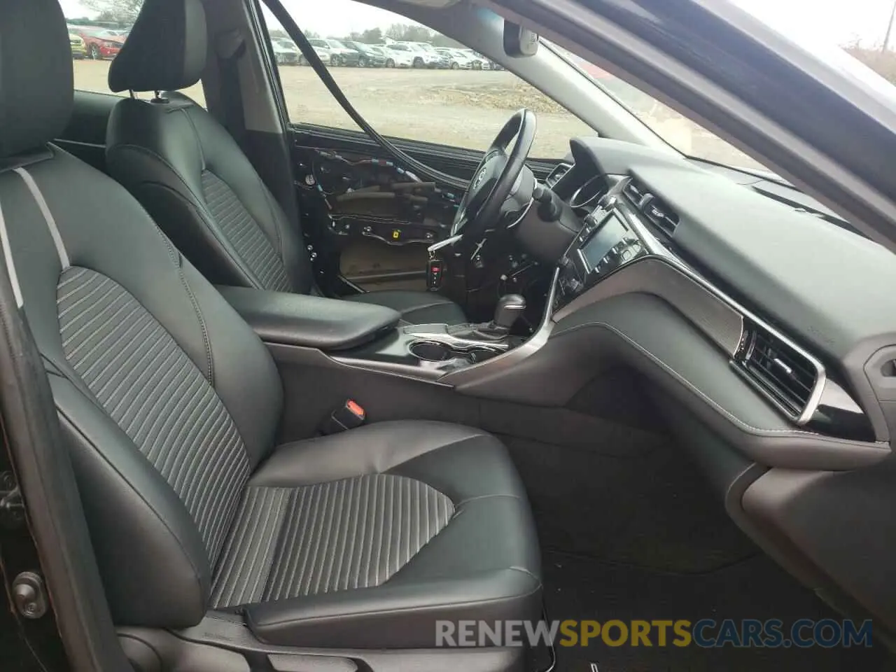 5 Photograph of a damaged car 4T1B11HKXKU806811 TOYOTA CAMRY 2019