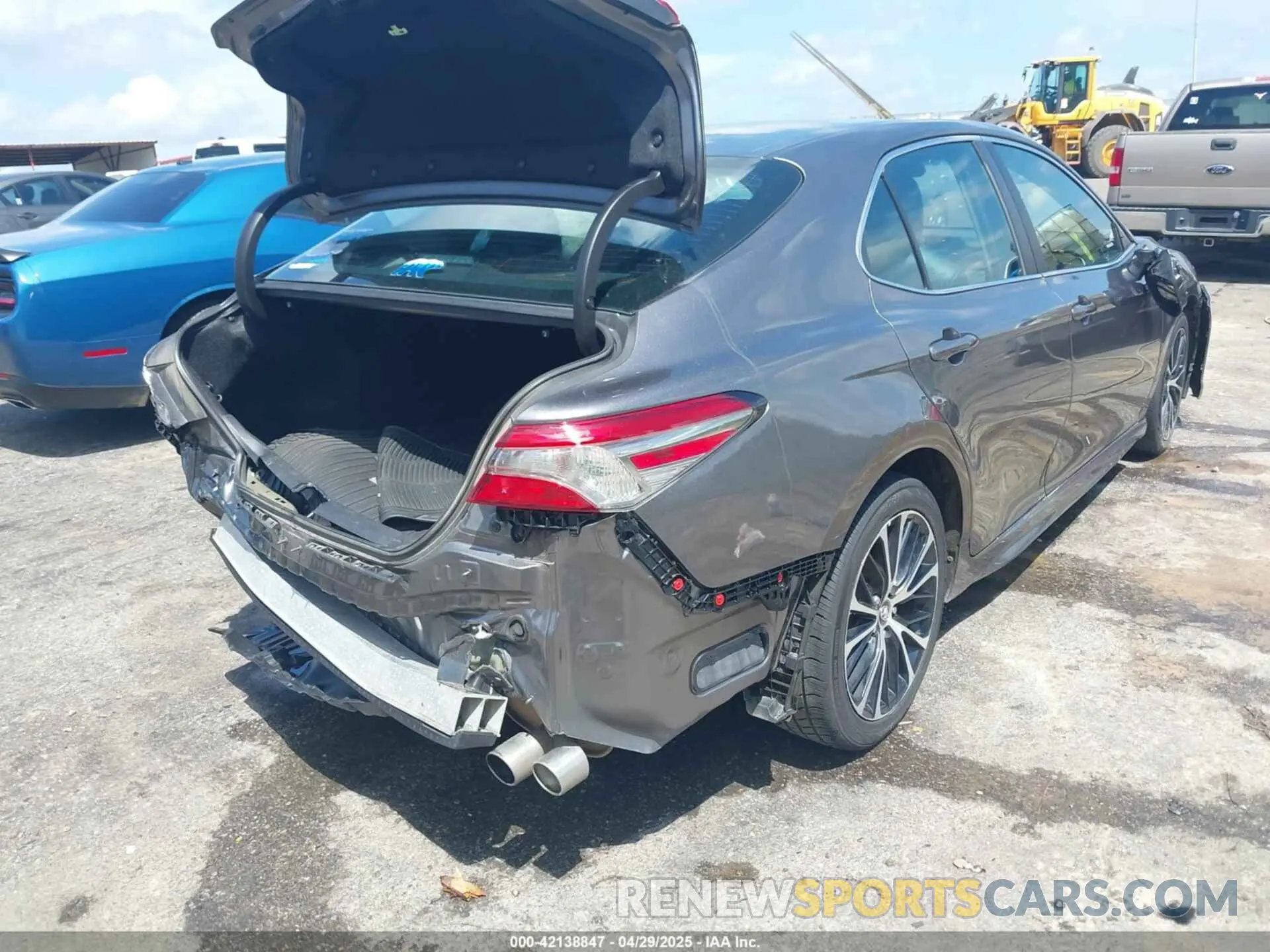4 Photograph of a damaged car 4T1B11HKXKU825259 TOYOTA CAMRY 2019
