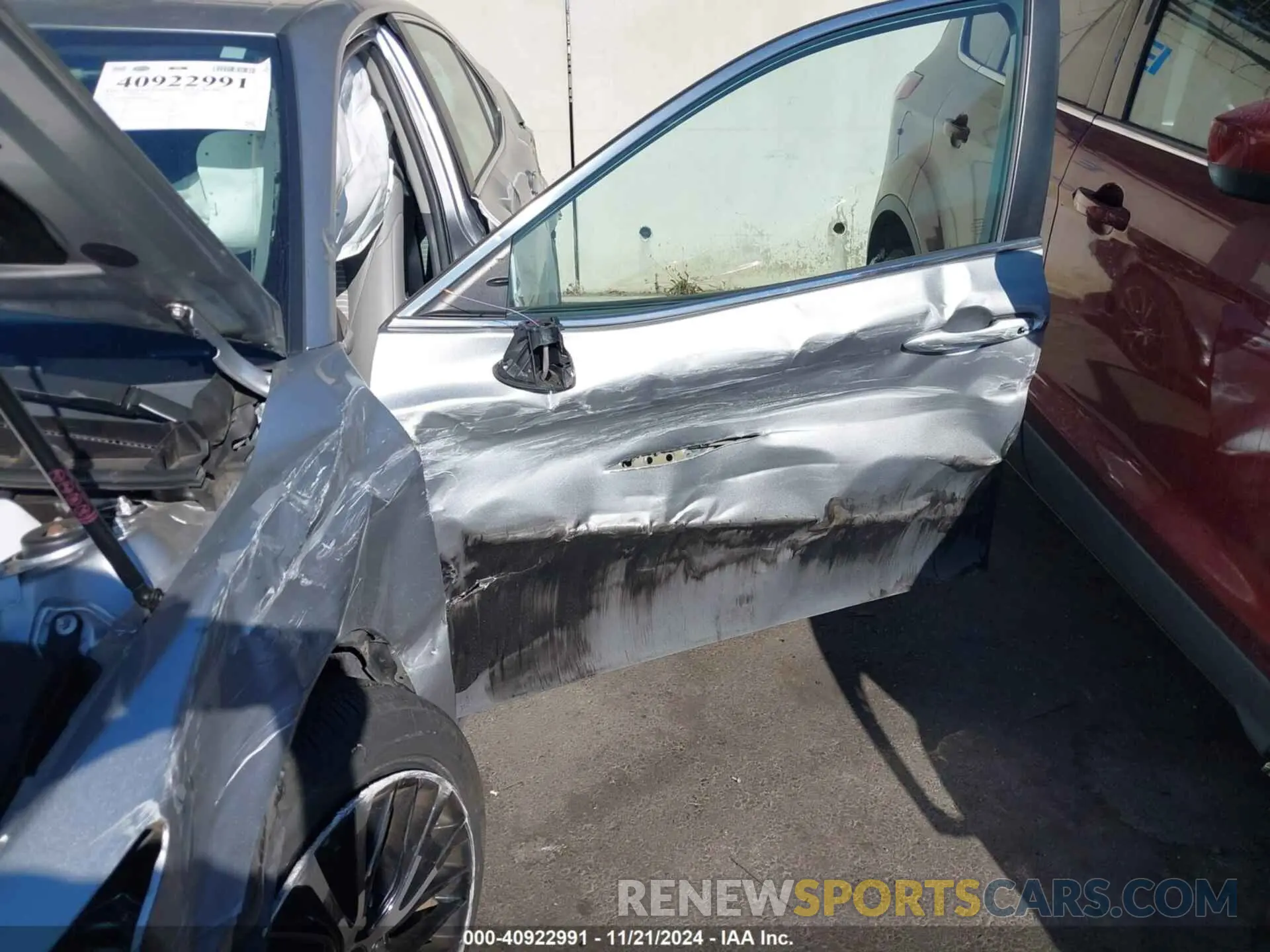 18 Photograph of a damaged car 4T1B11HKXKU840487 TOYOTA CAMRY 2019