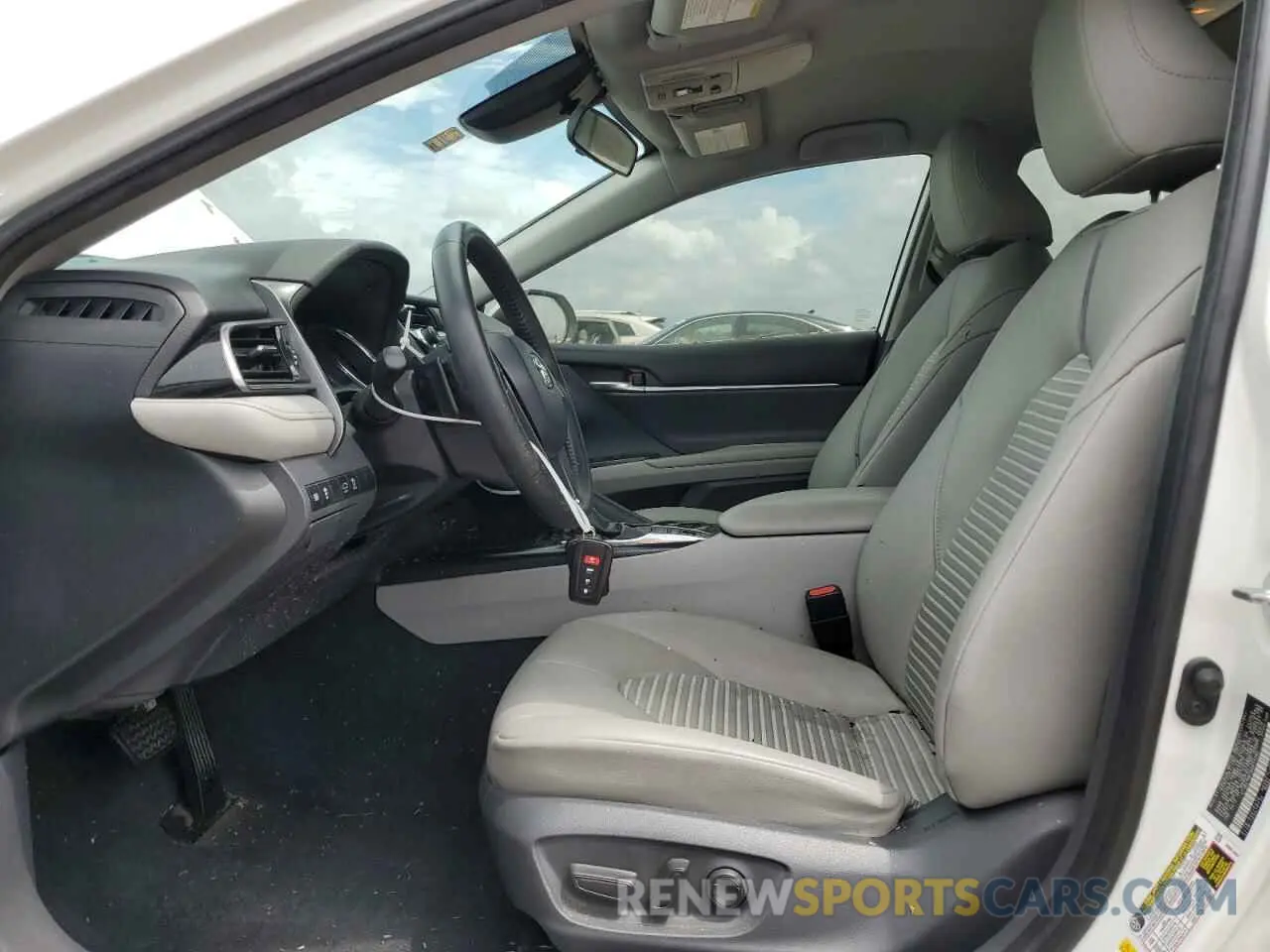 7 Photograph of a damaged car 4T1B21HK1KU511187 TOYOTA CAMRY 2019