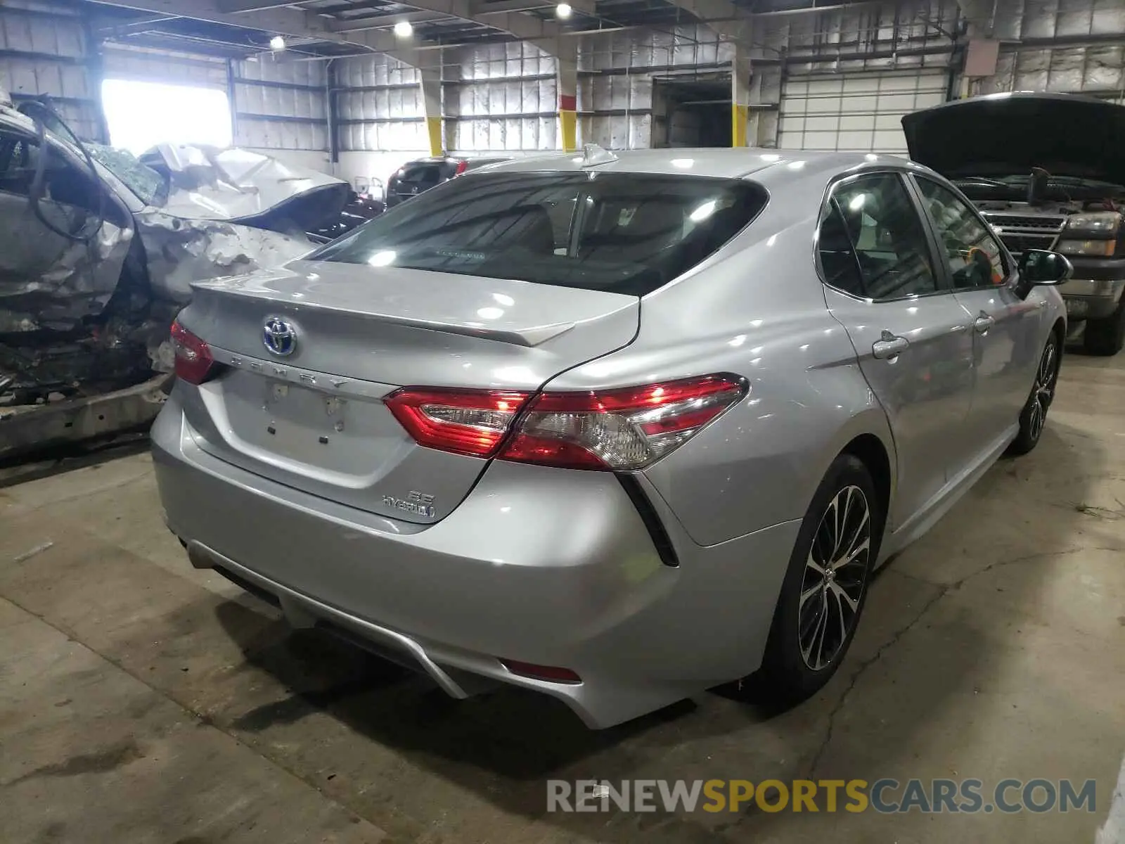 4 Photograph of a damaged car 4T1B21HK1KU518060 TOYOTA CAMRY 2019