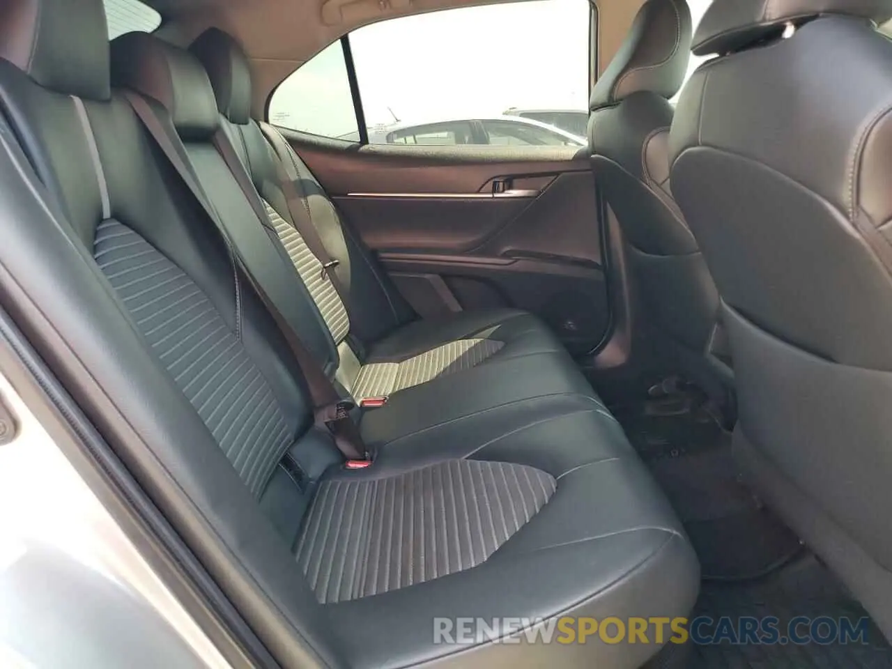 10 Photograph of a damaged car 4T1B21HK3KU011614 TOYOTA CAMRY 2019