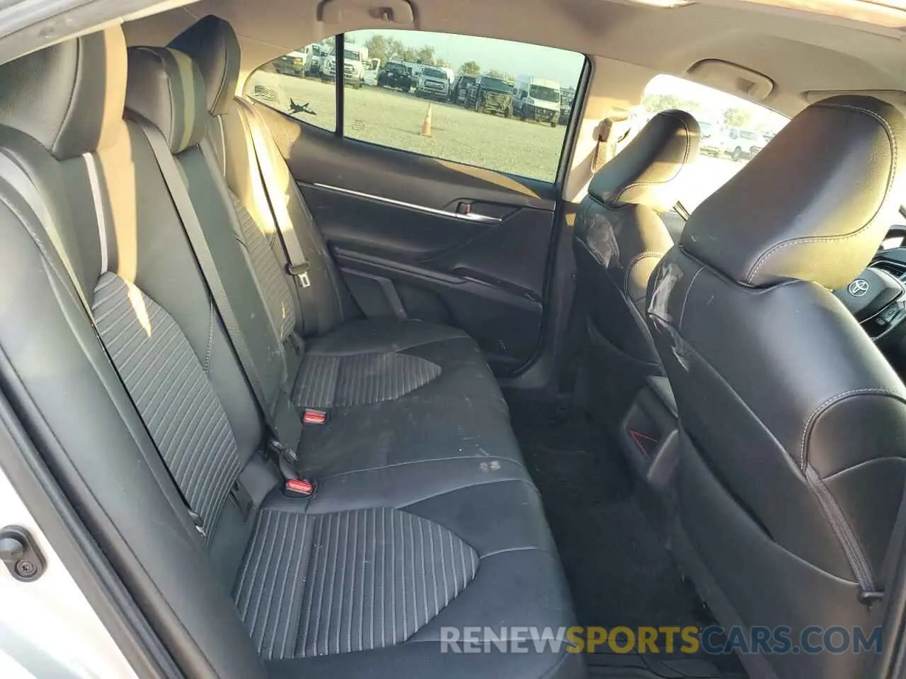 10 Photograph of a damaged car 4T1B21HK3KU516987 TOYOTA CAMRY 2019