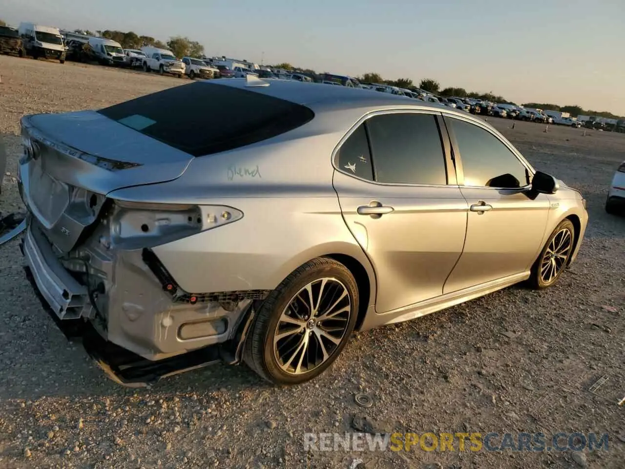 3 Photograph of a damaged car 4T1B21HK3KU516987 TOYOTA CAMRY 2019