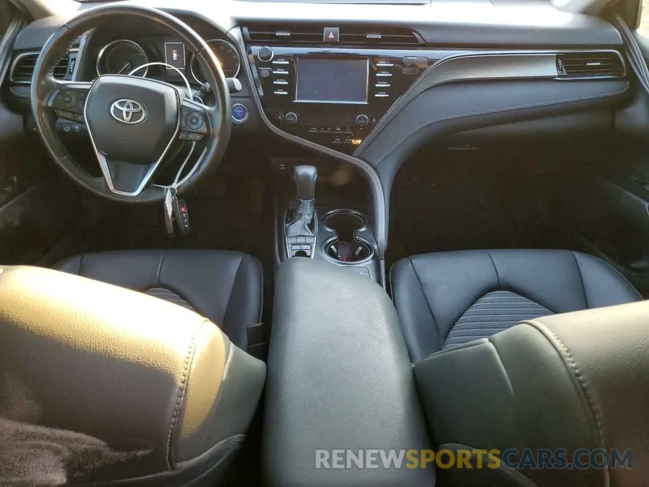8 Photograph of a damaged car 4T1B21HK3KU516987 TOYOTA CAMRY 2019