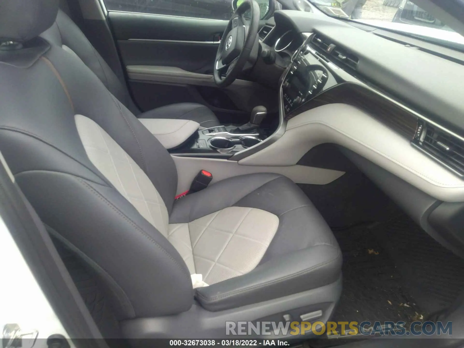 5 Photograph of a damaged car 4T1B21HK3KU518318 TOYOTA CAMRY 2019