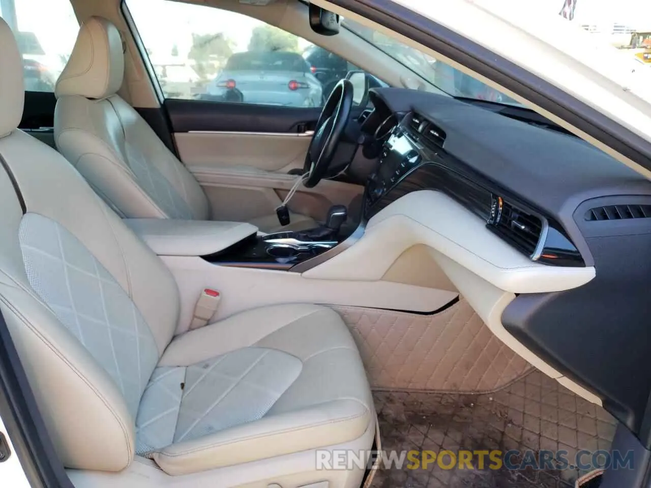 5 Photograph of a damaged car 4T1B21HK8KU010295 TOYOTA CAMRY 2019