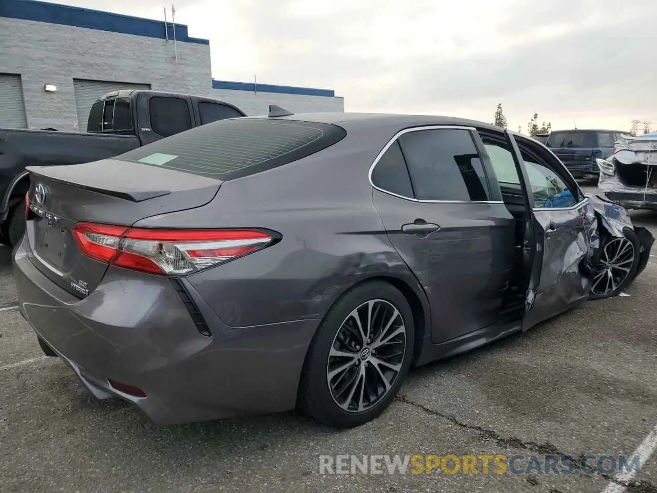 3 Photograph of a damaged car 4T1B21HK8KU513972 TOYOTA CAMRY 2019