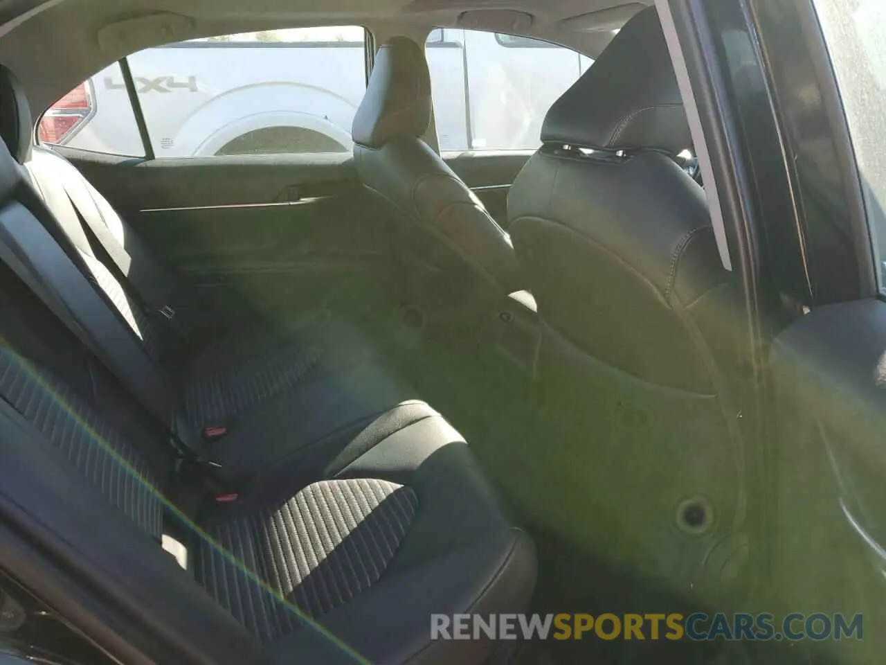 10 Photograph of a damaged car 4T1B21HKXKU521328 TOYOTA CAMRY 2019