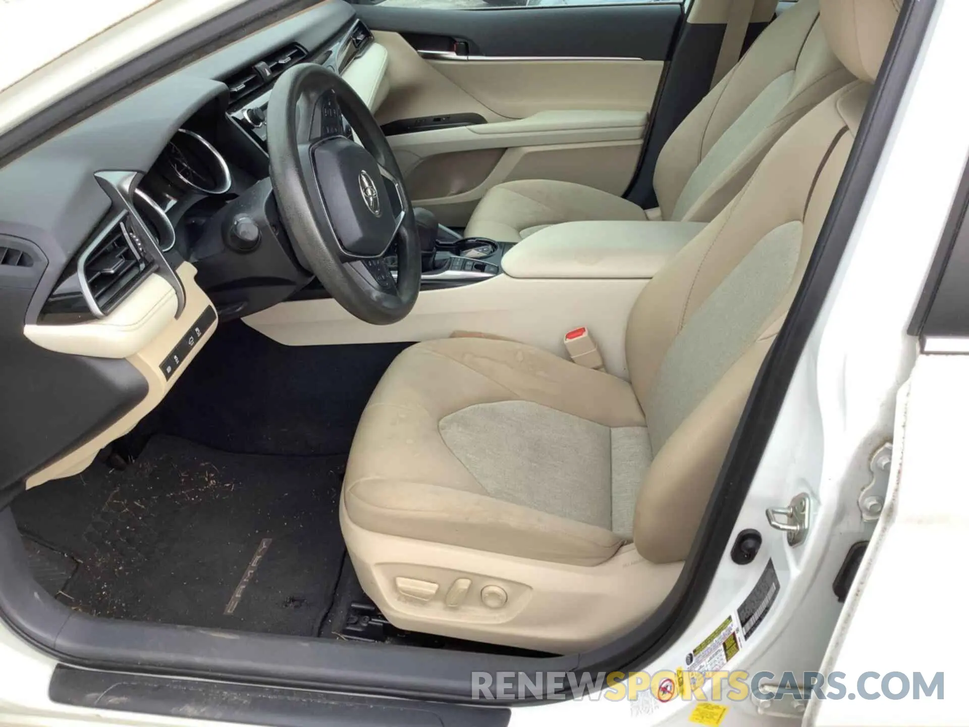 18 Photograph of a damaged car 4T1B31HK8KU513998 TOYOTA CAMRY 2019