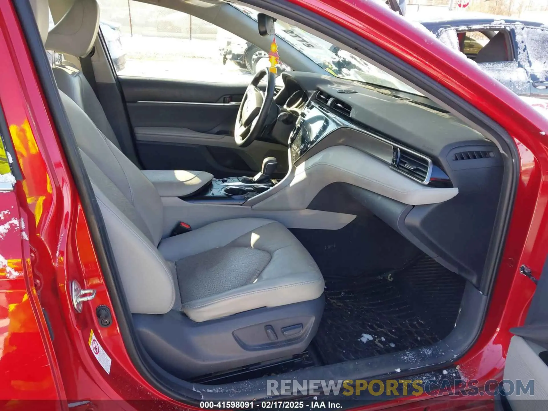 5 Photograph of a damaged car 4T1B61HK0KU171499 TOYOTA CAMRY 2019