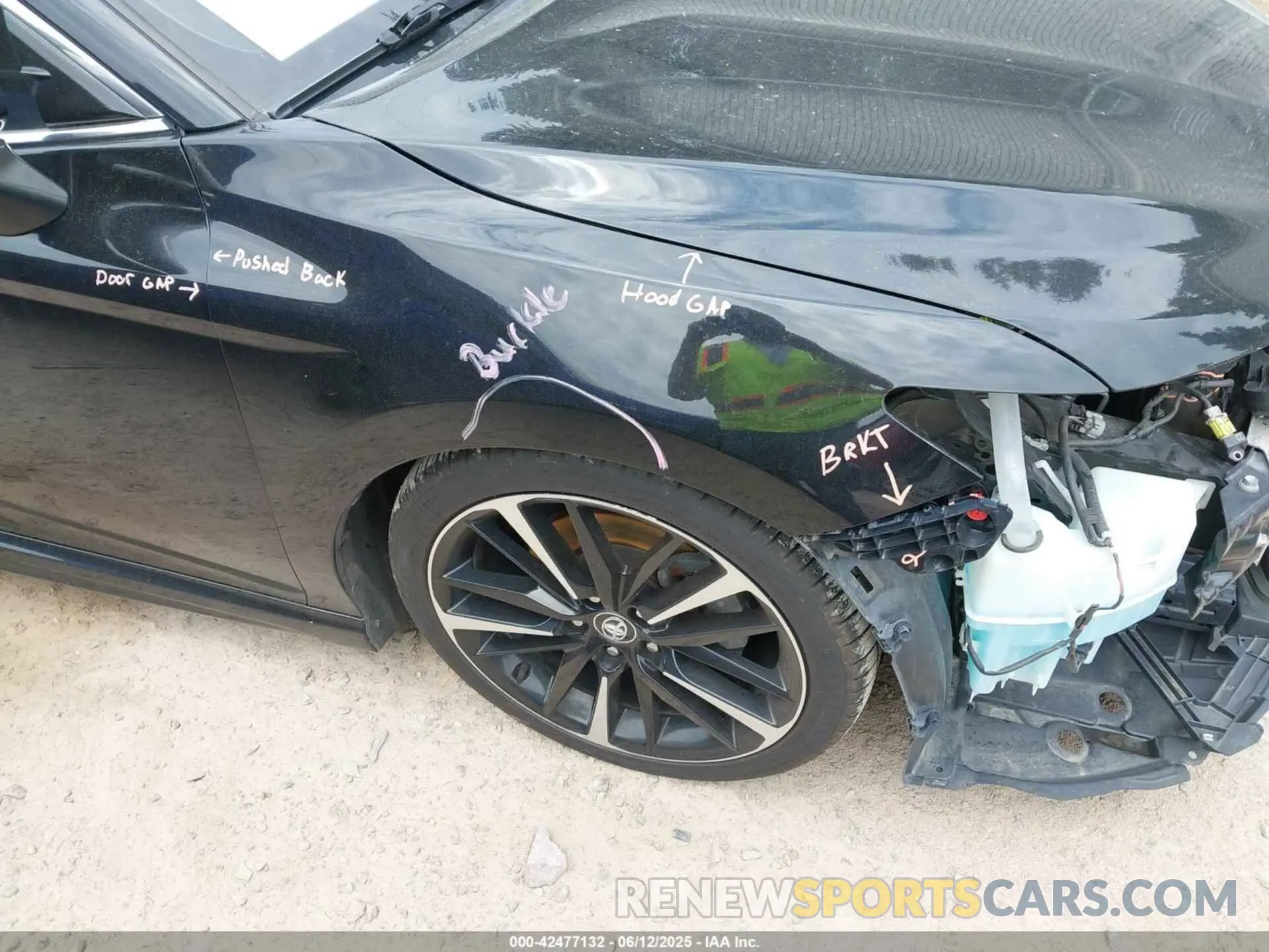 17 Photograph of a damaged car 4T1B61HK0KU215713 TOYOTA CAMRY 2019