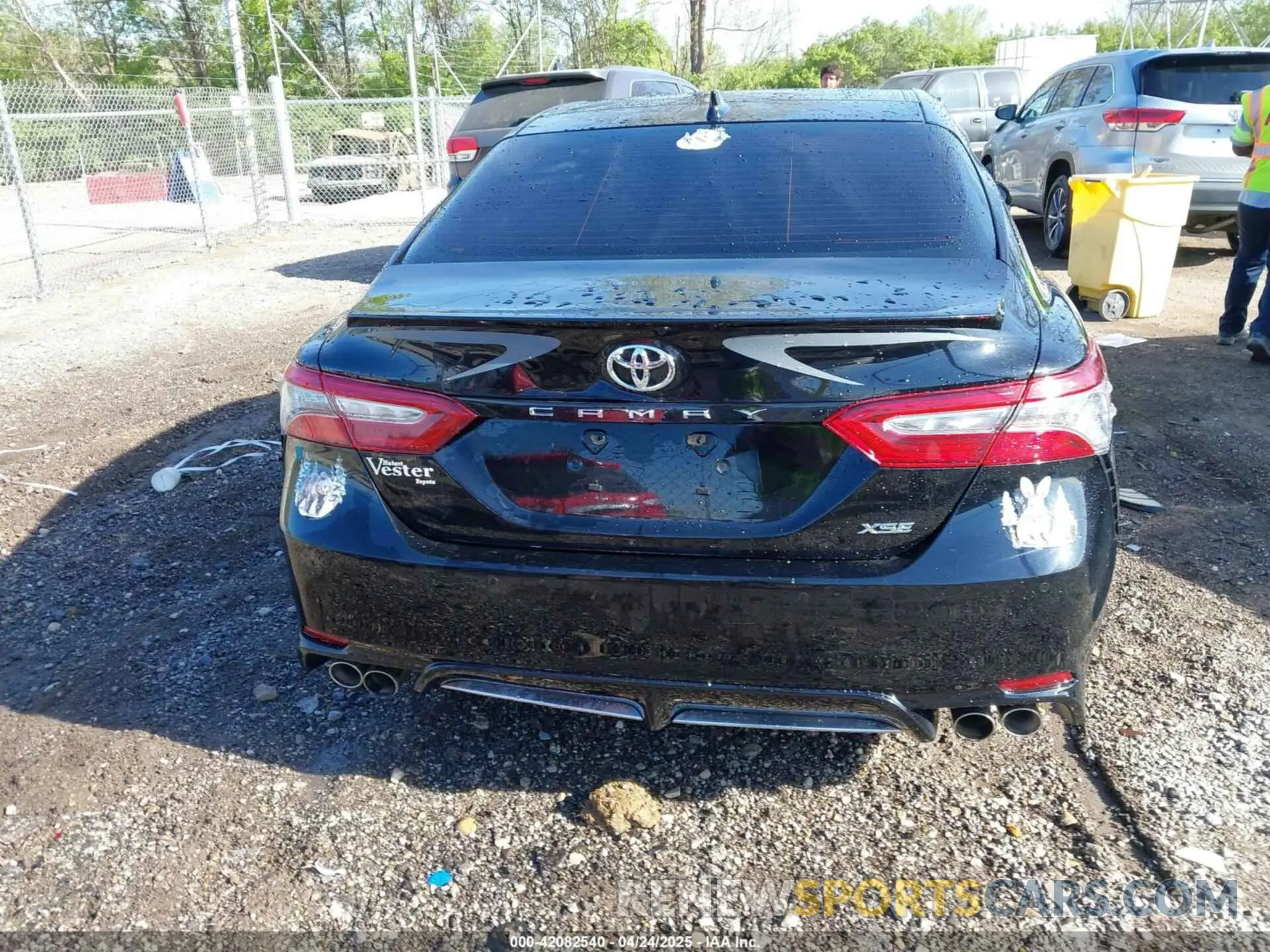 16 Photograph of a damaged car 4T1B61HK0KU710493 TOYOTA CAMRY 2019