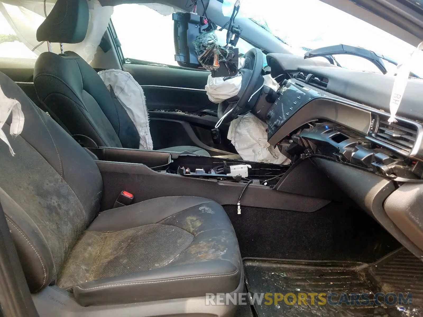 5 Photograph of a damaged car 4T1B61HK0KU744160 TOYOTA CAMRY 2019