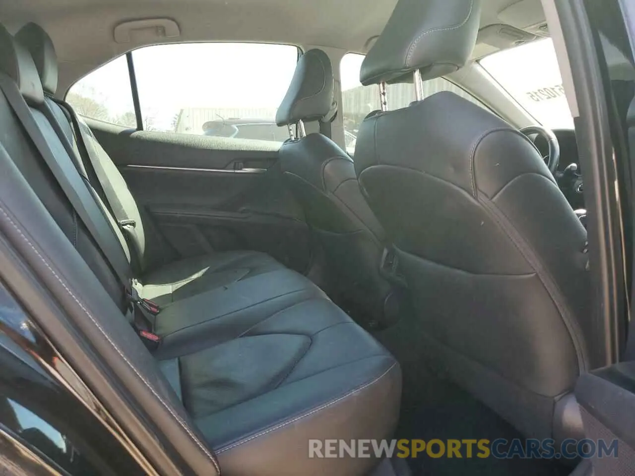 11 Photograph of a damaged car 4T1B61HK0KU770791 TOYOTA CAMRY 2019