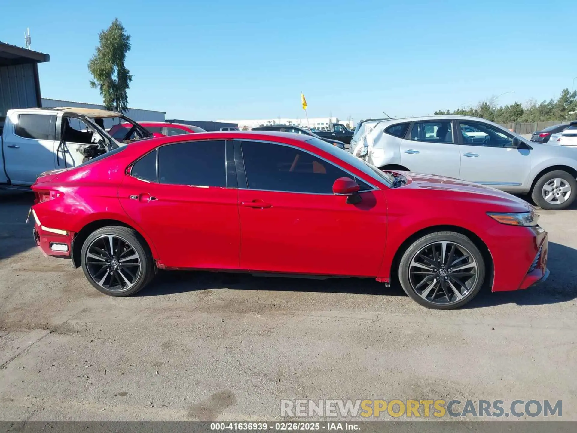 14 Photograph of a damaged car 4T1B61HK1KU168725 TOYOTA CAMRY 2019