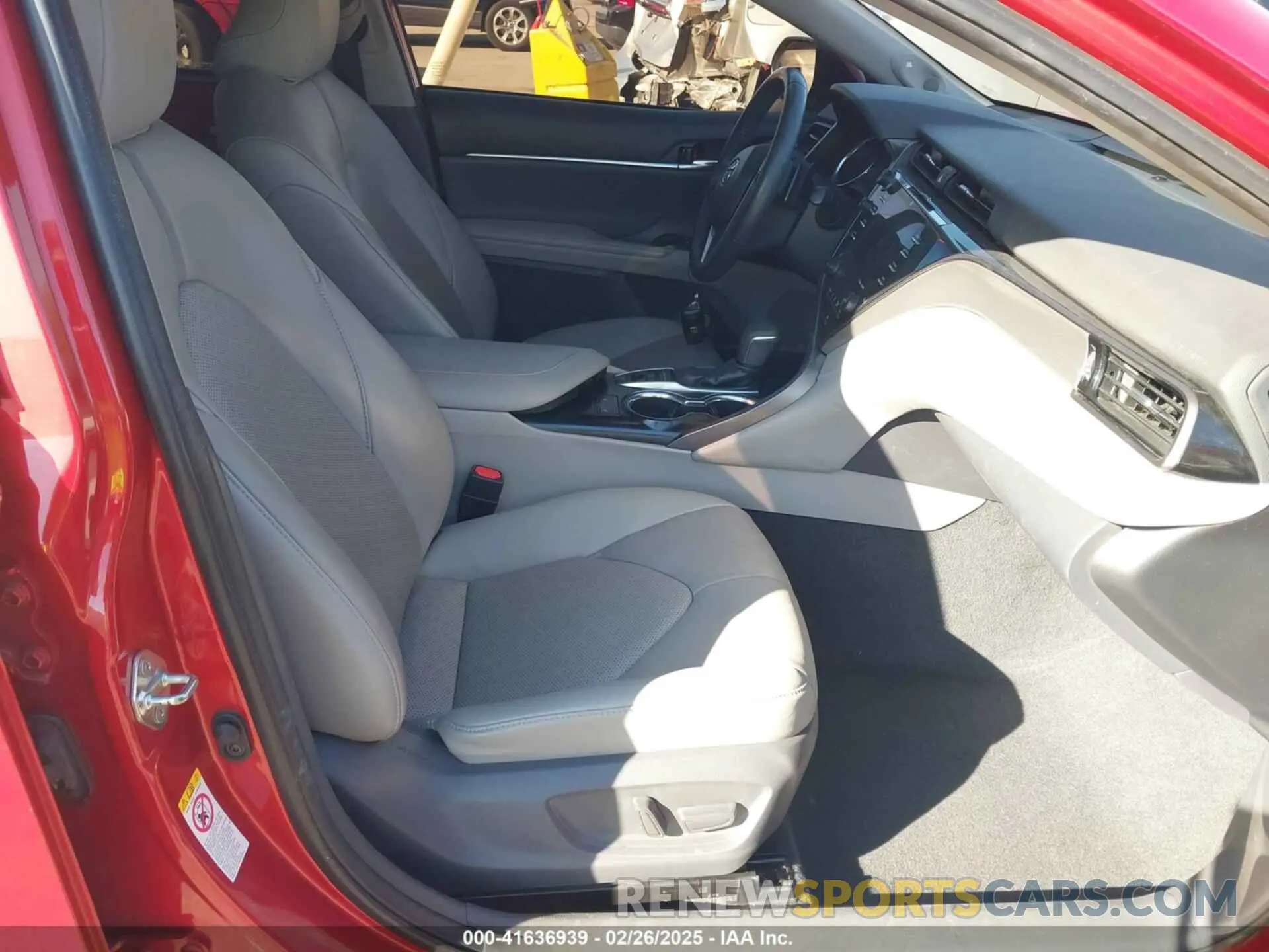 5 Photograph of a damaged car 4T1B61HK1KU168725 TOYOTA CAMRY 2019