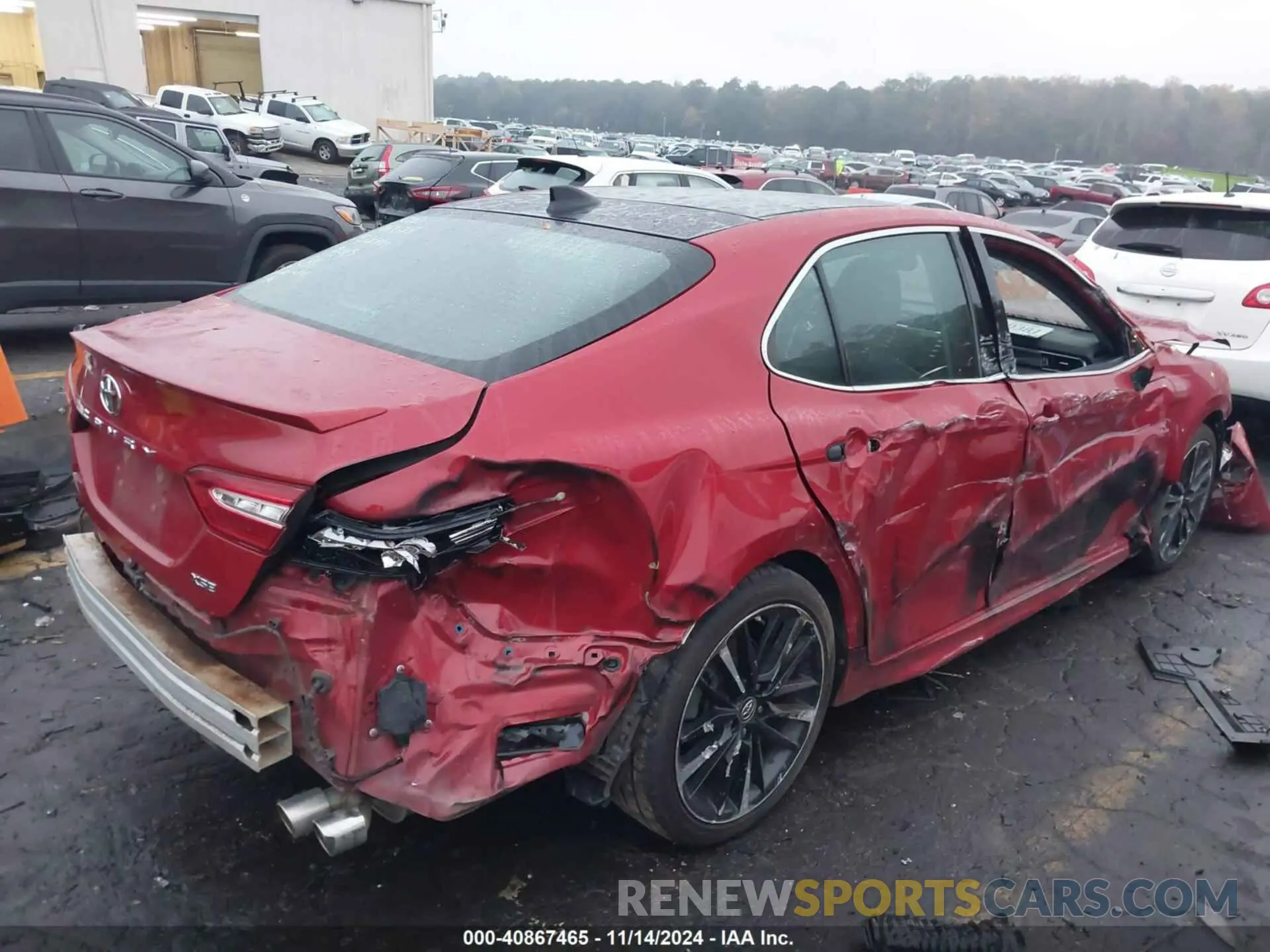 4 Photograph of a damaged car 4T1B61HK1KU286905 TOYOTA CAMRY 2019