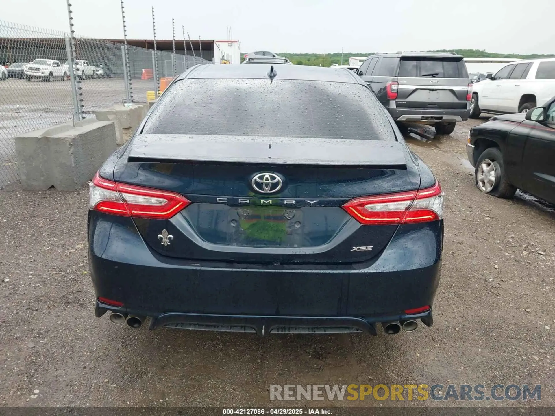 16 Photograph of a damaged car 4T1B61HK1KU704038 TOYOTA CAMRY 2019