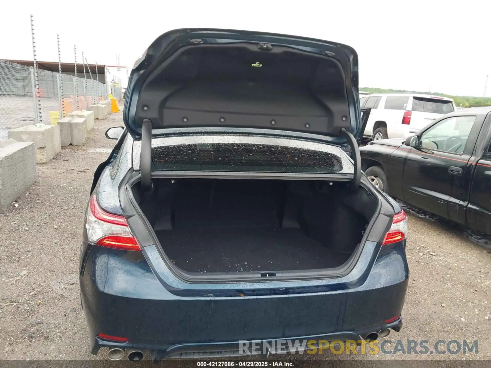18 Photograph of a damaged car 4T1B61HK1KU704038 TOYOTA CAMRY 2019