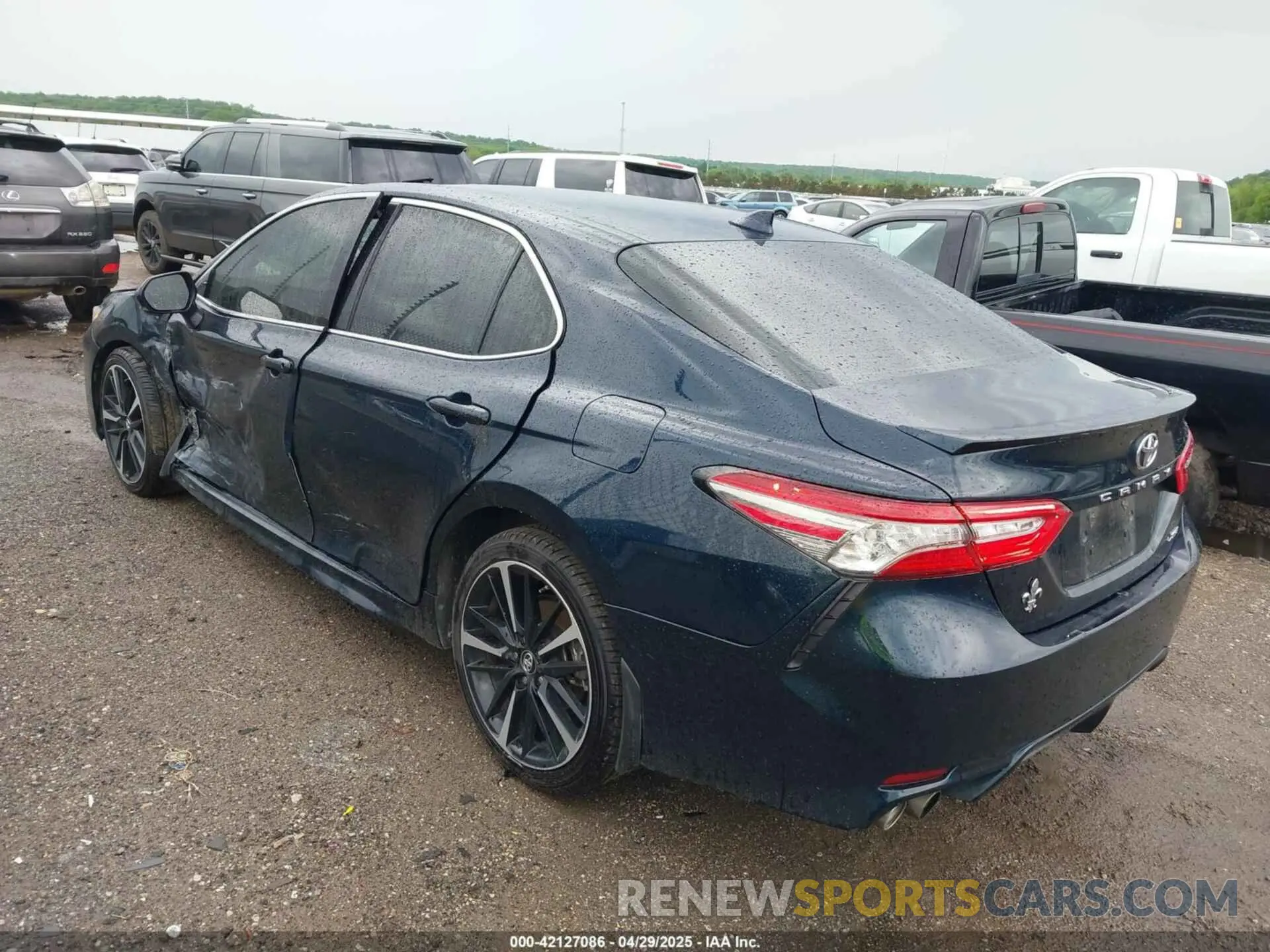 3 Photograph of a damaged car 4T1B61HK1KU704038 TOYOTA CAMRY 2019