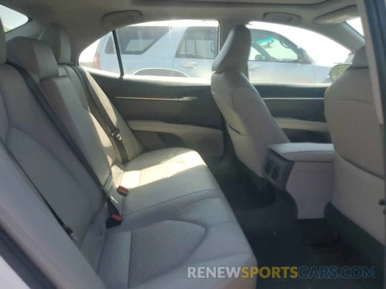 10 Photograph of a damaged car 4T1B61HK1KU756088 TOYOTA CAMRY 2019